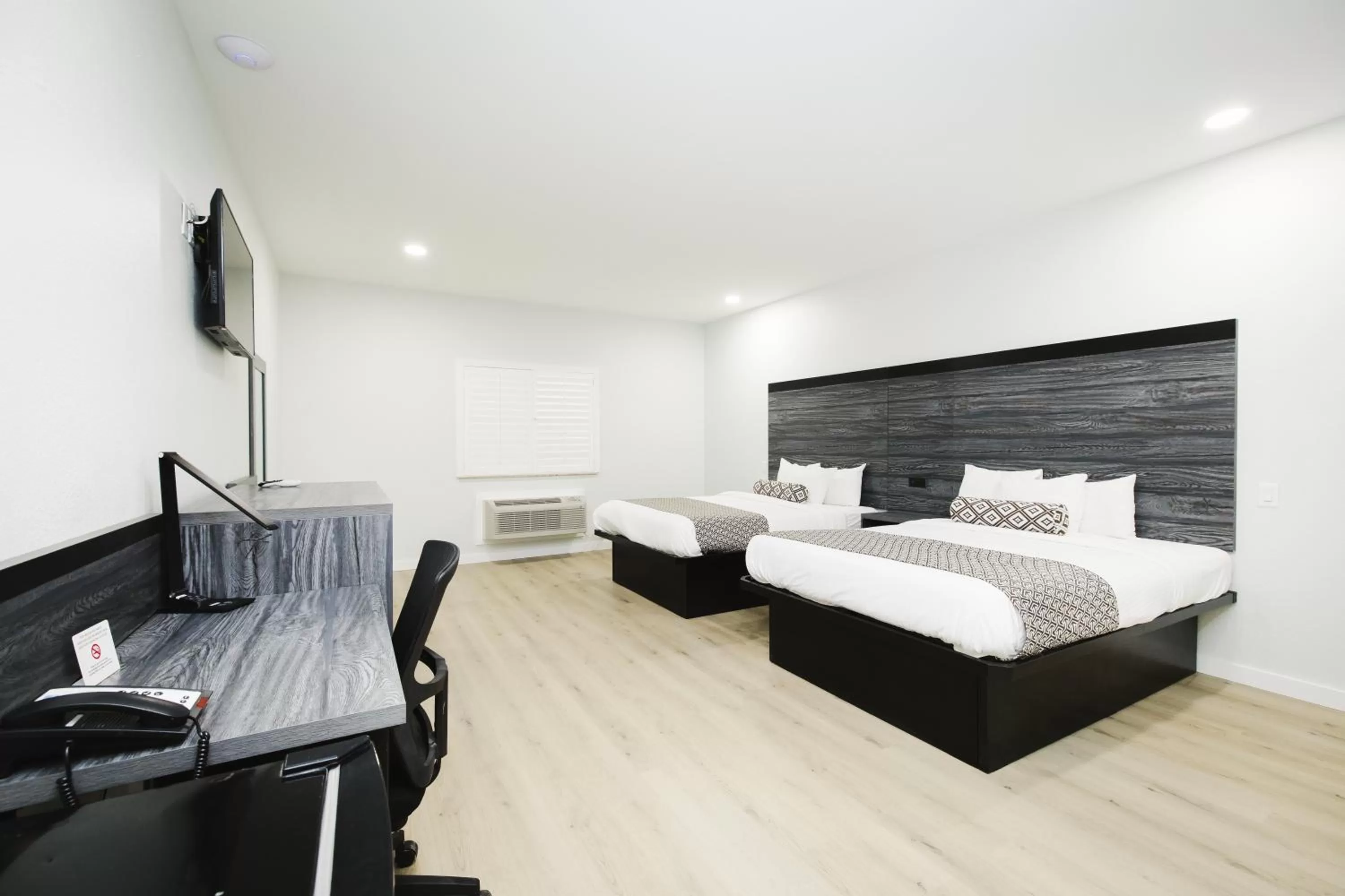 Bed in Sapphire Inn & Suites