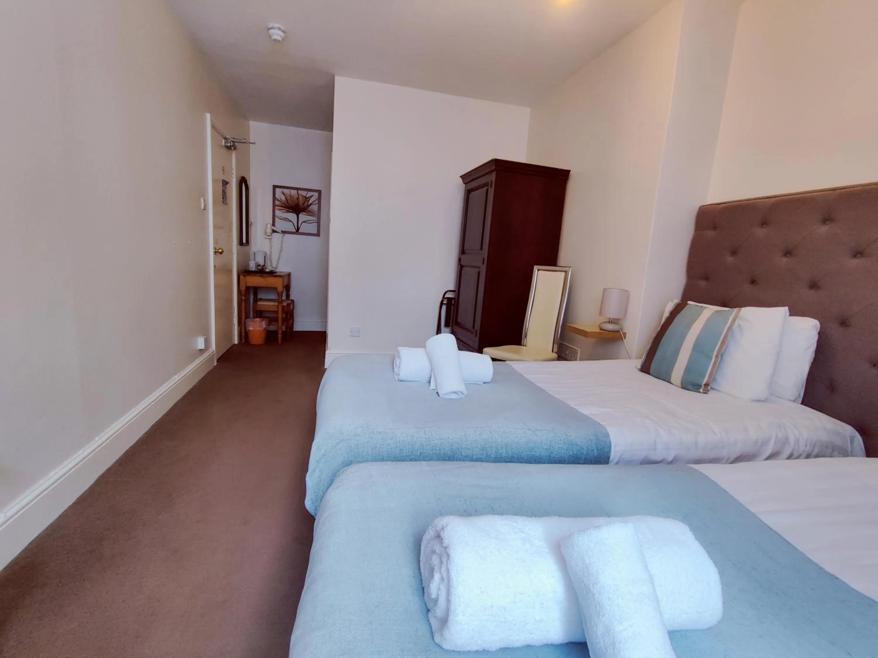 Photo of the whole room, Bed in Wentworth House - Free Parking