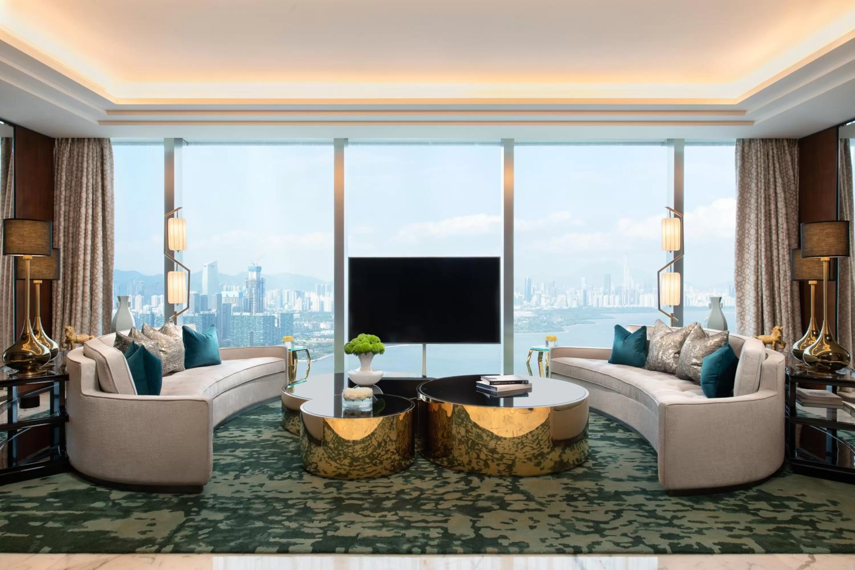 Living room in Raffles Shenzhen, Situated in the heart of One Shenzhen Bay, Book Now to Enjoy Free Minibar and Happy Hour Privileges at Long Bar on 71F
