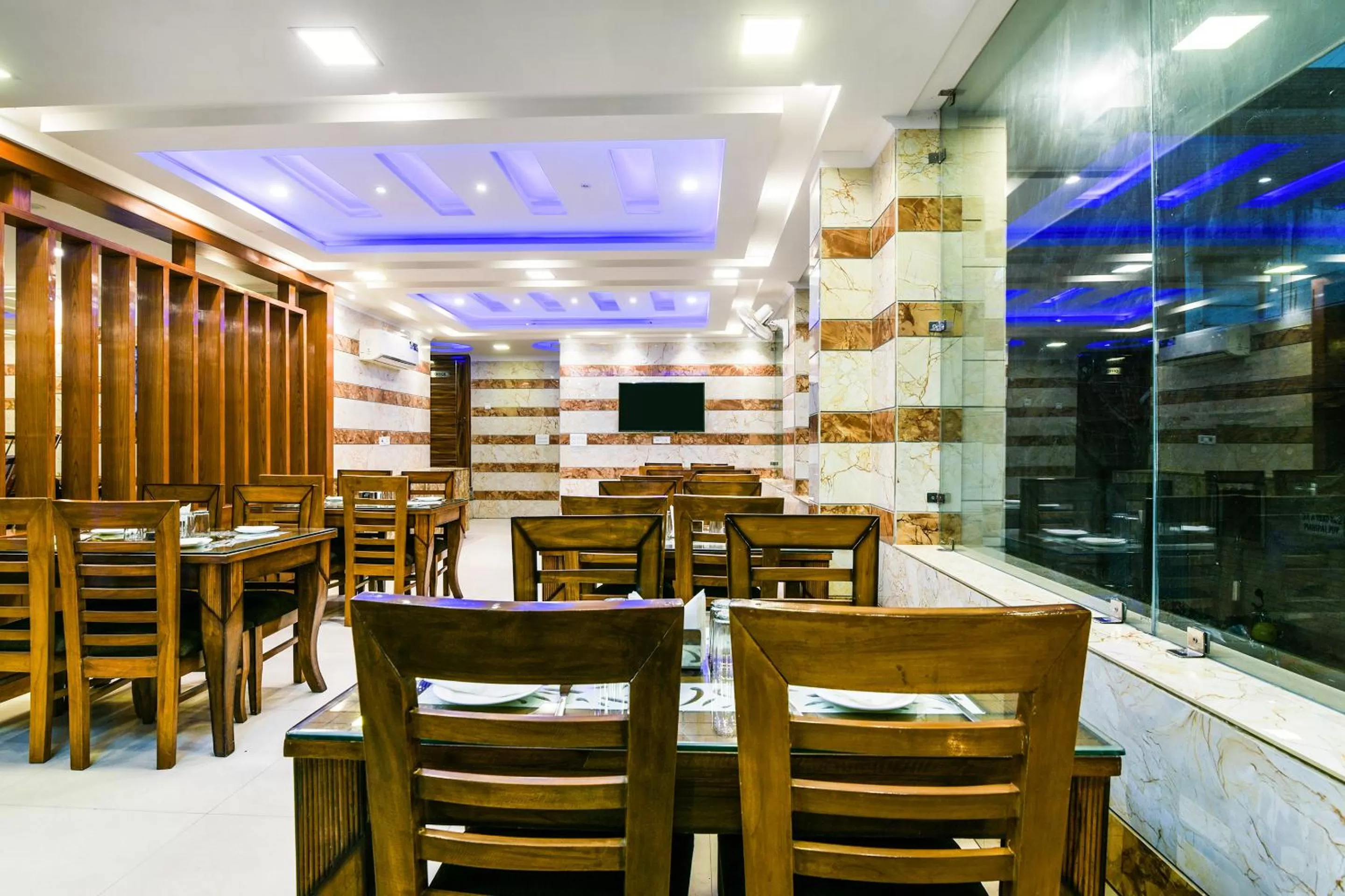 Restaurant/places to eat in Hotel Pearl - Mahipalpur Delhi Airport