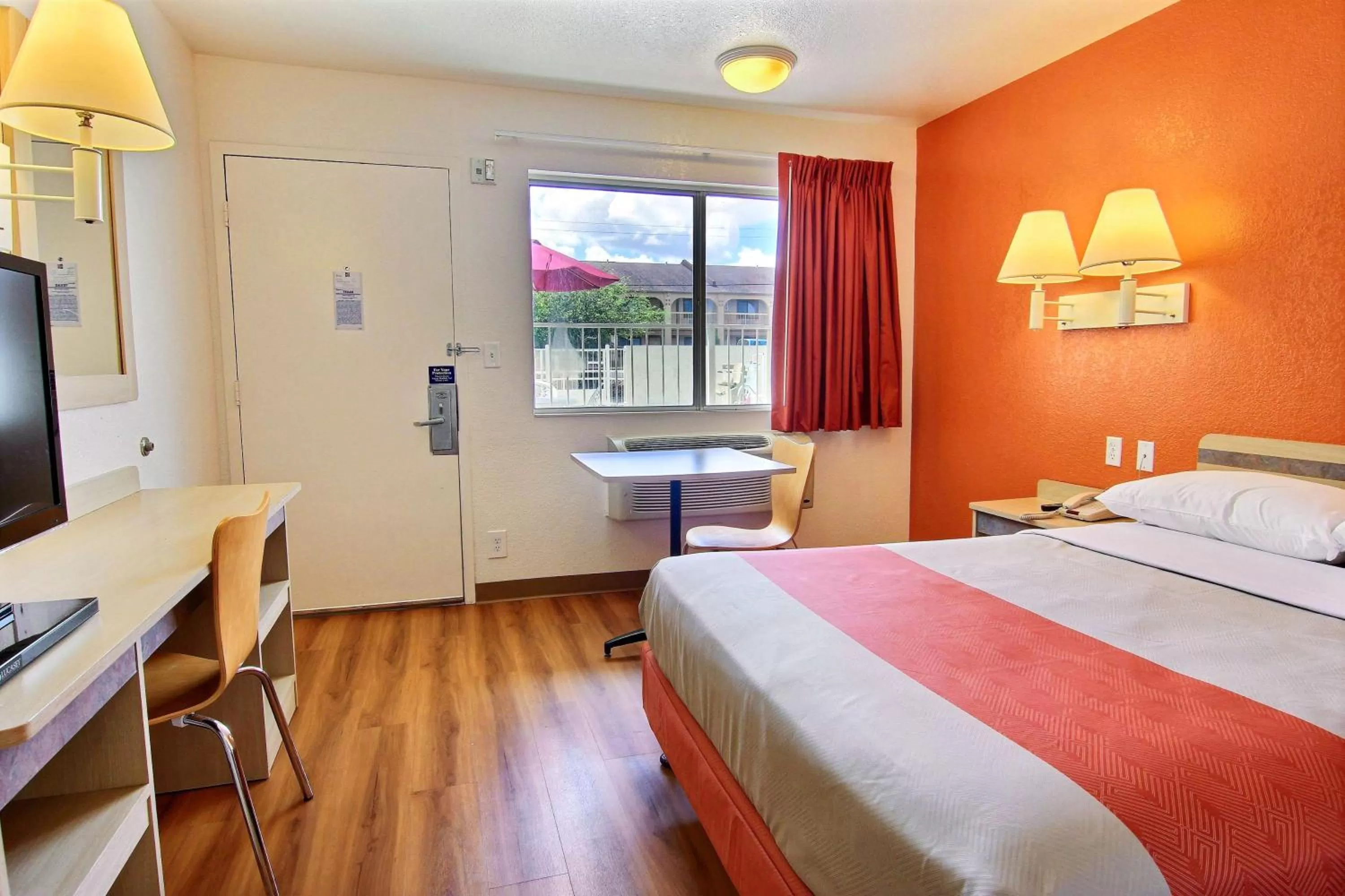 Photo of the whole room, Bed in Motel 6-Kingsville, TX