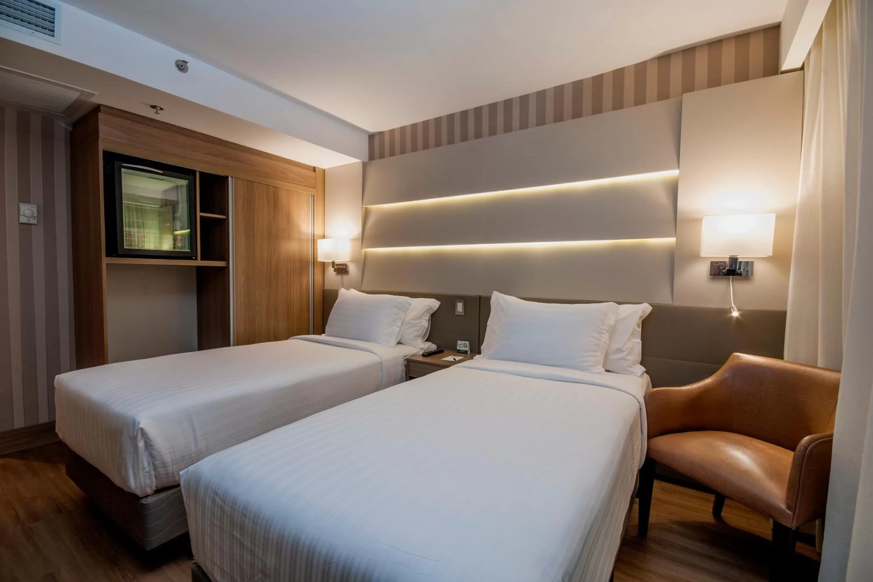 Bed in Américas Copacabana Hotel