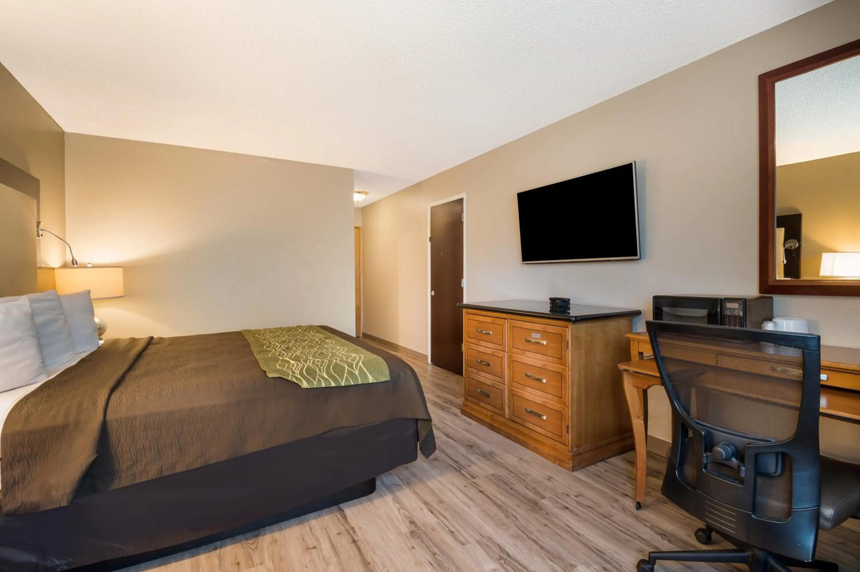 Bed in Rodeway Inn & Suites Portland West - Beaverton