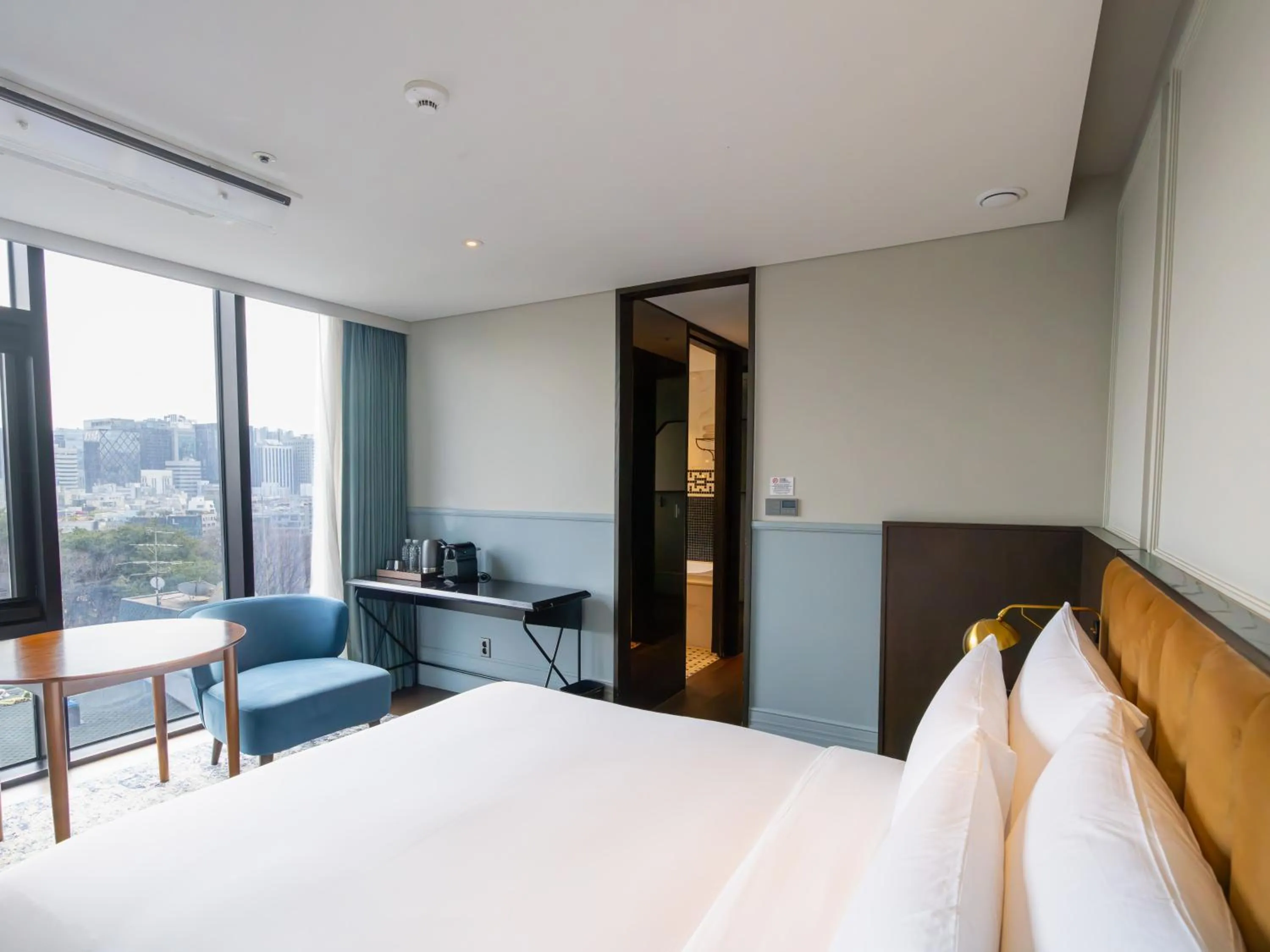View (from property/room), Bed in Hotel Crescendo Seoul