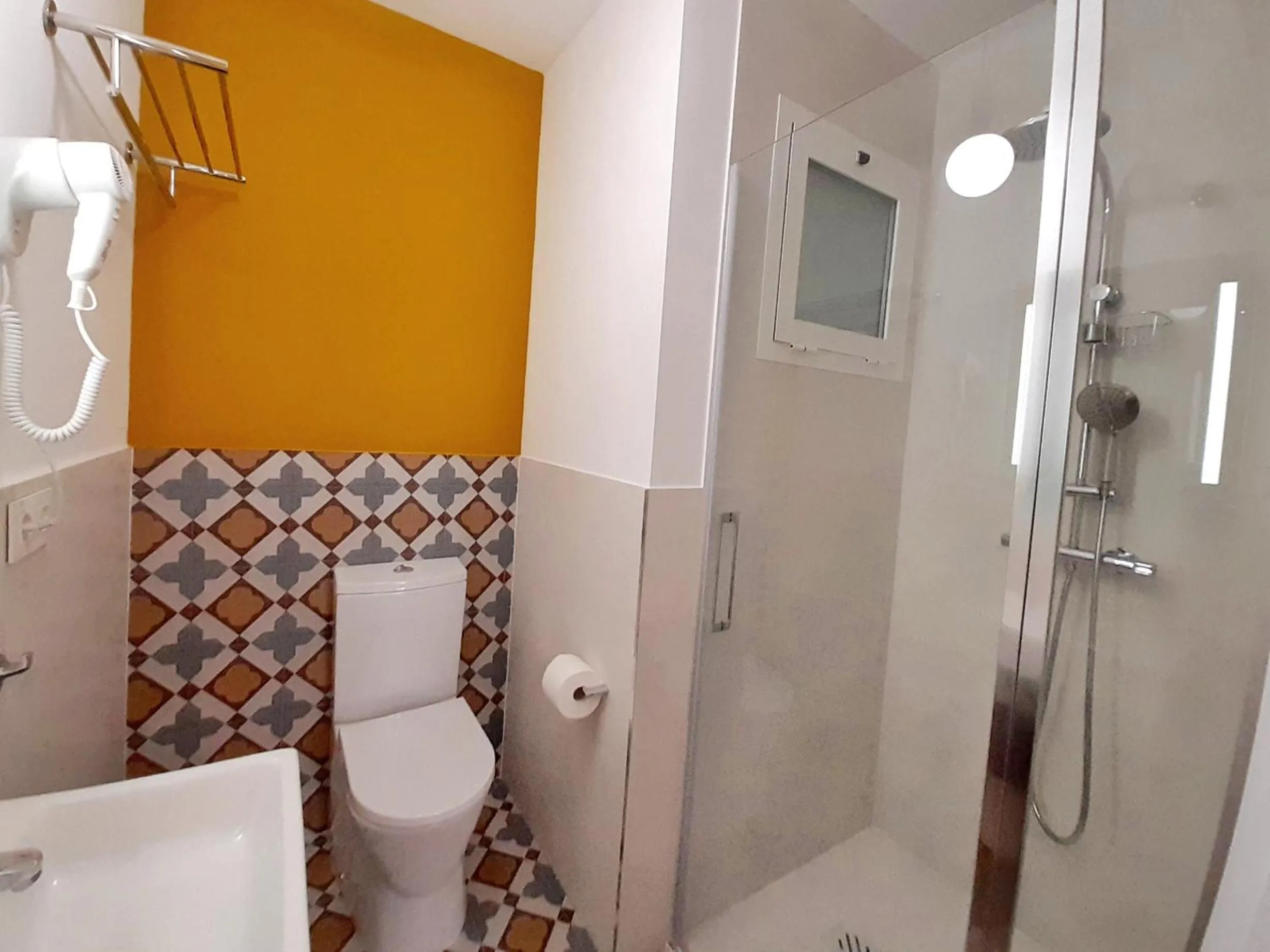 Bathroom in Hotel 19-30 Valencia