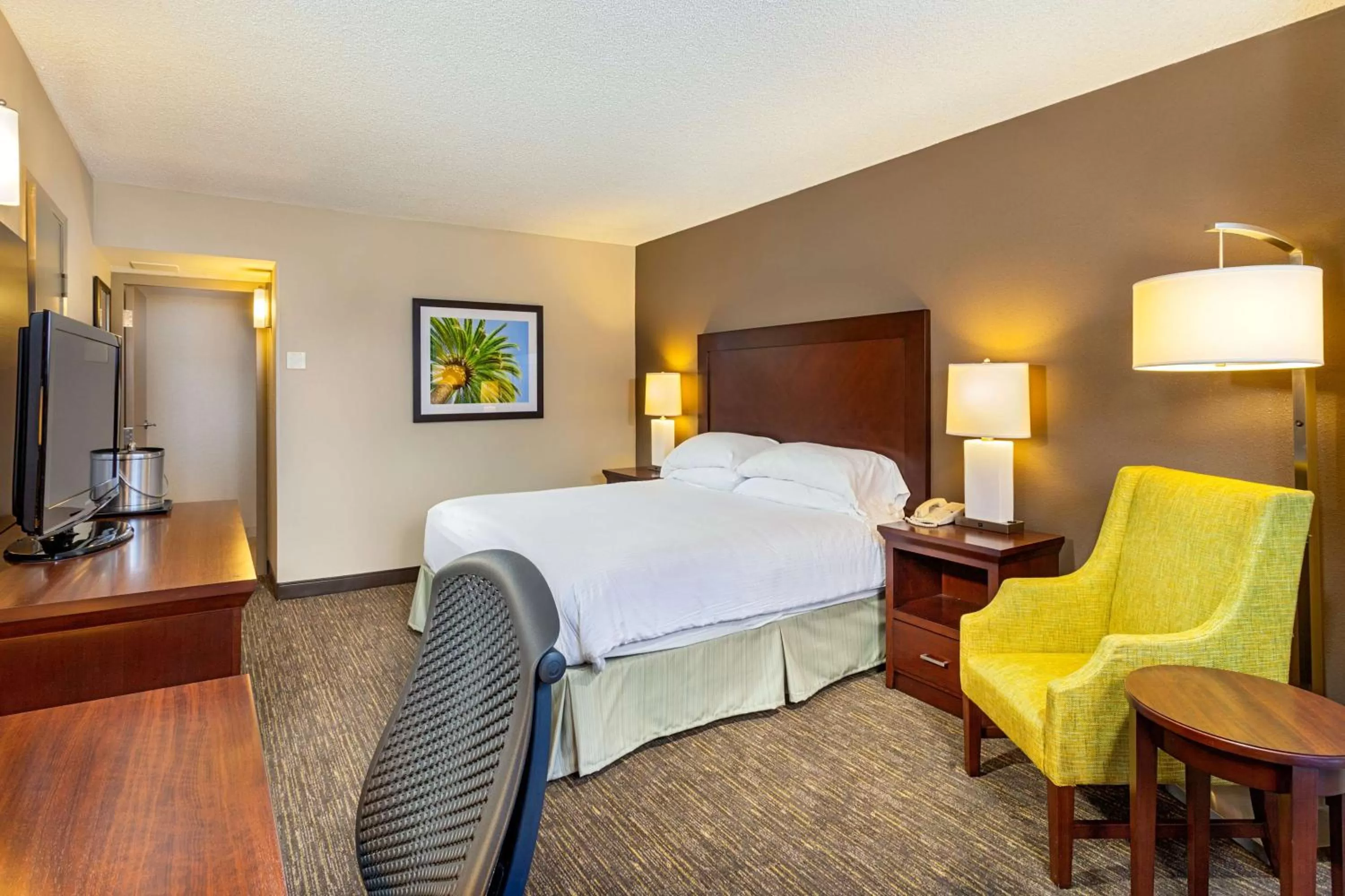 Photo of the whole room, Bed in Wyndham San Diego Bayside