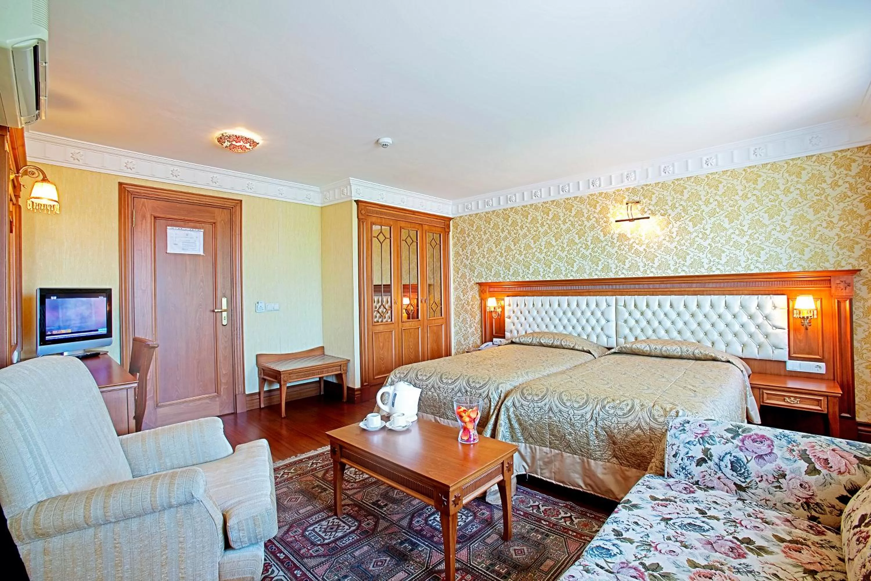 Photo of the whole room, Bed in Hotel Sumengen