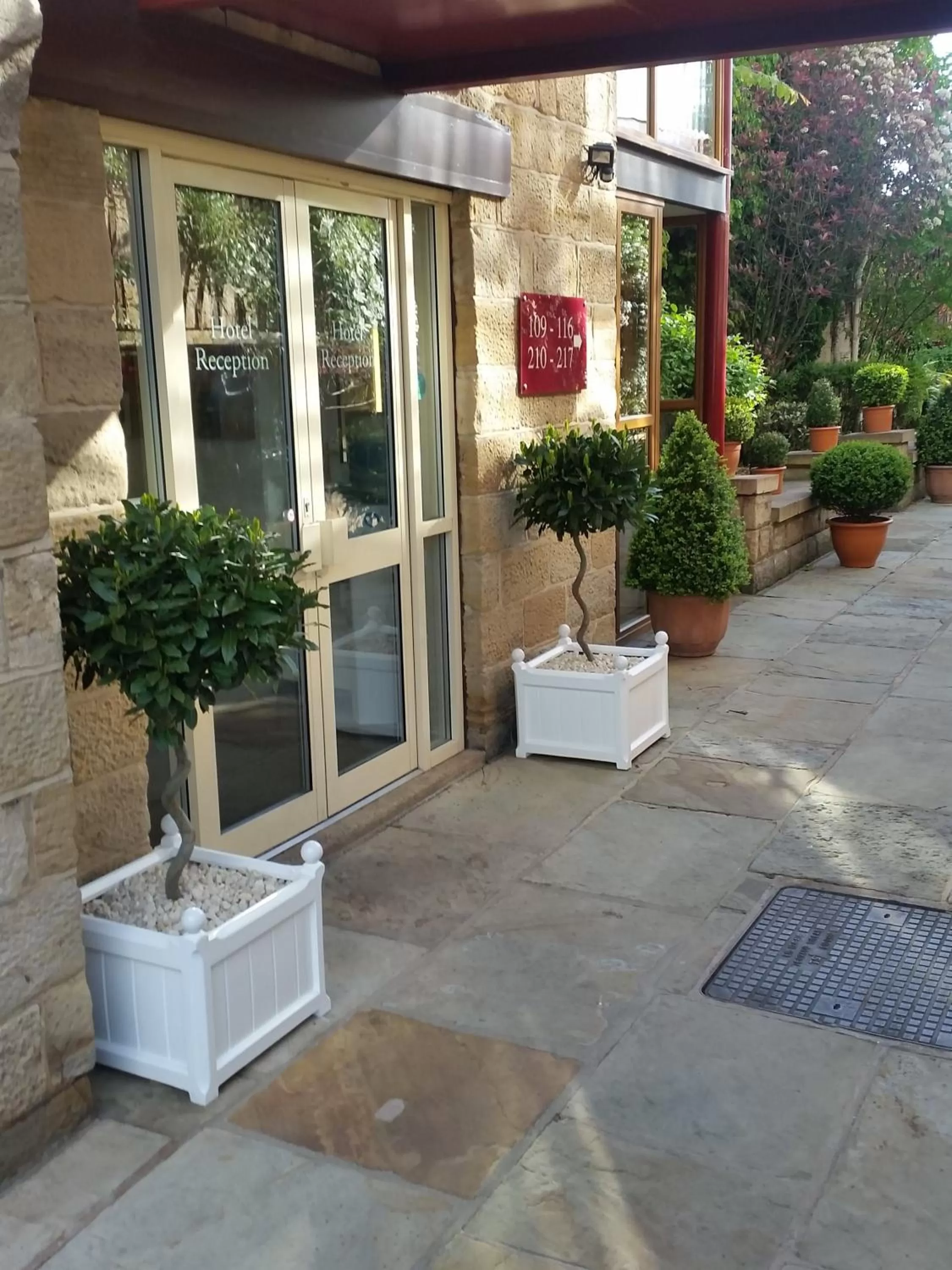 Facade/entrance in Garrison Hotel