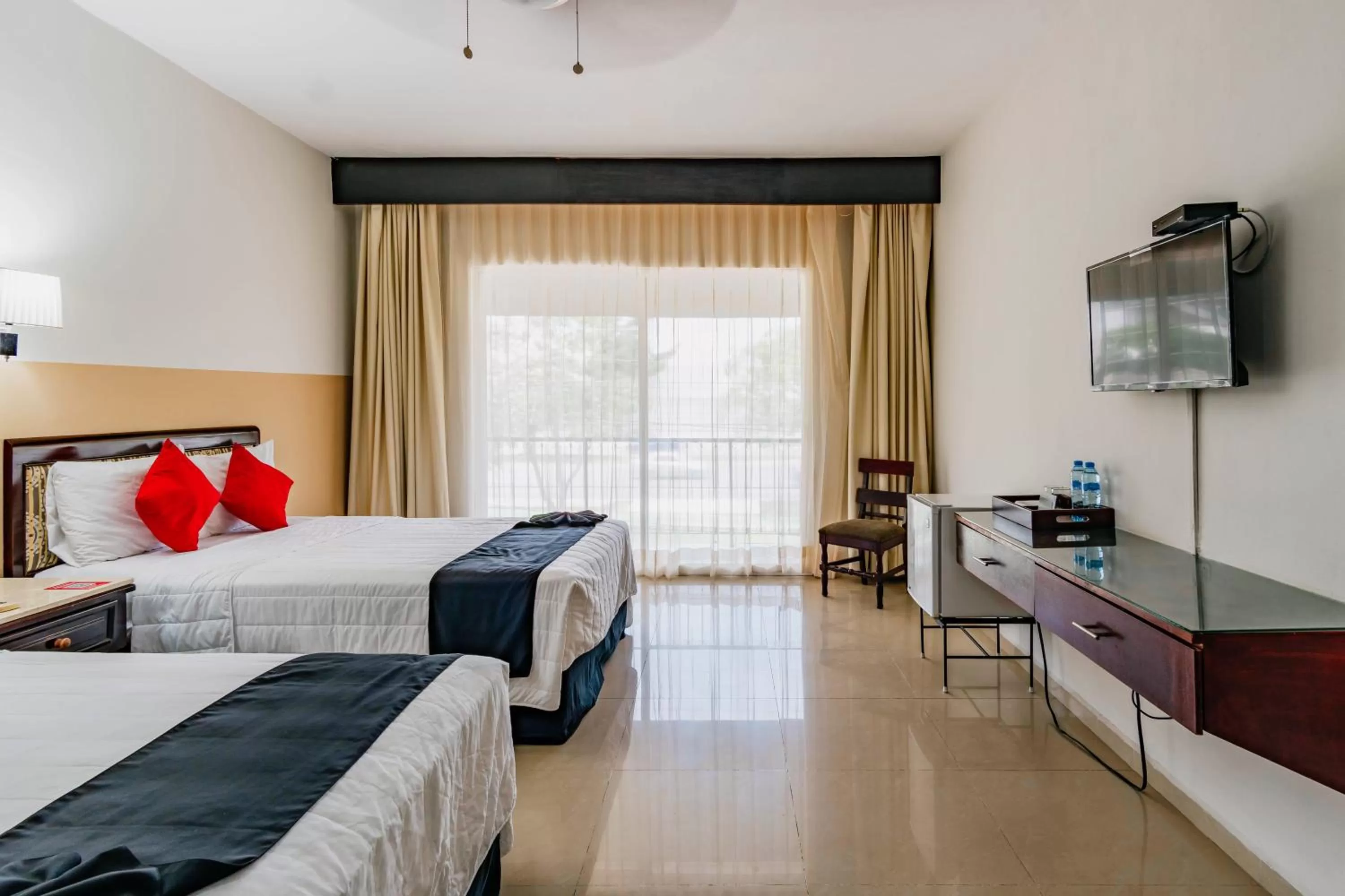 Photo of the whole room, Bed in Hotel Siglo 21 Merida