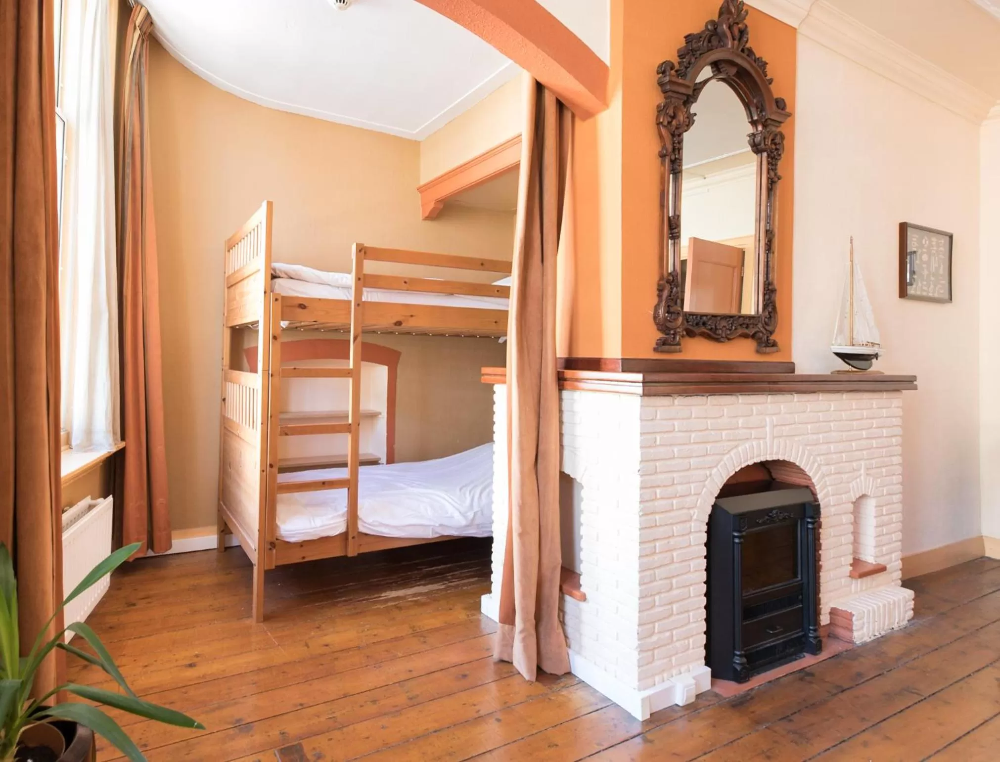 Living room, Bed in Hotel de Vischpoorte, centrum Deventer en aan de IJssel