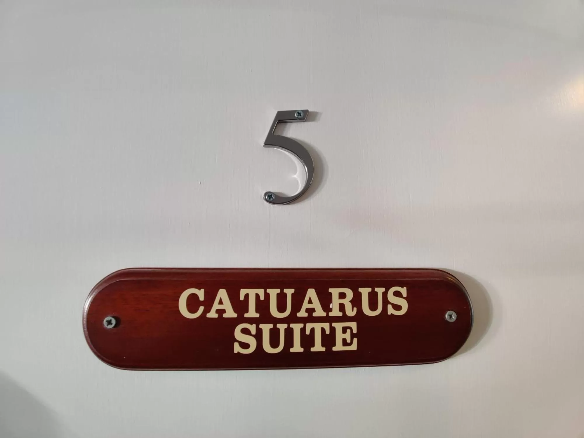 Logo/Certificate/Sign in Woolpack Inn