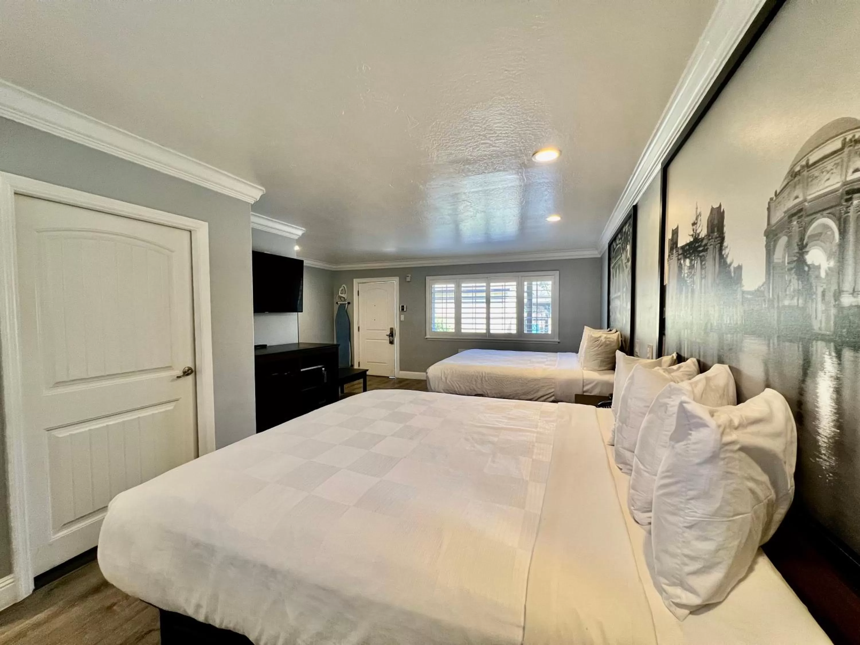 Bed in Aura Inn Monterey