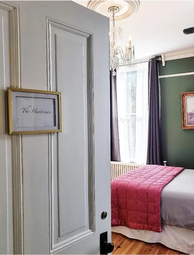 Bedroom, Bed in South Court Inn