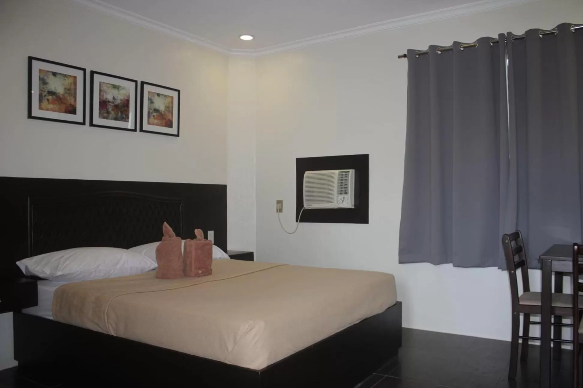 Bedroom, Bed in Red Knight Gardens