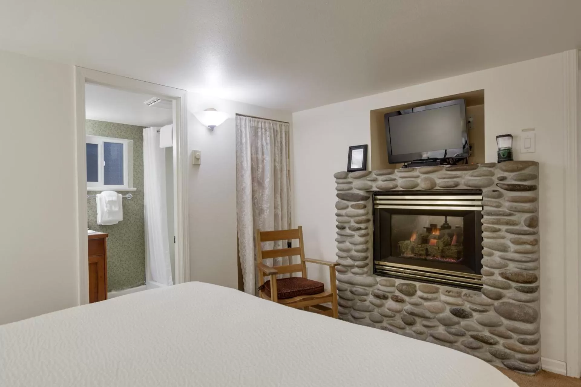 Bed, TV/Entertainment Center in The Waves