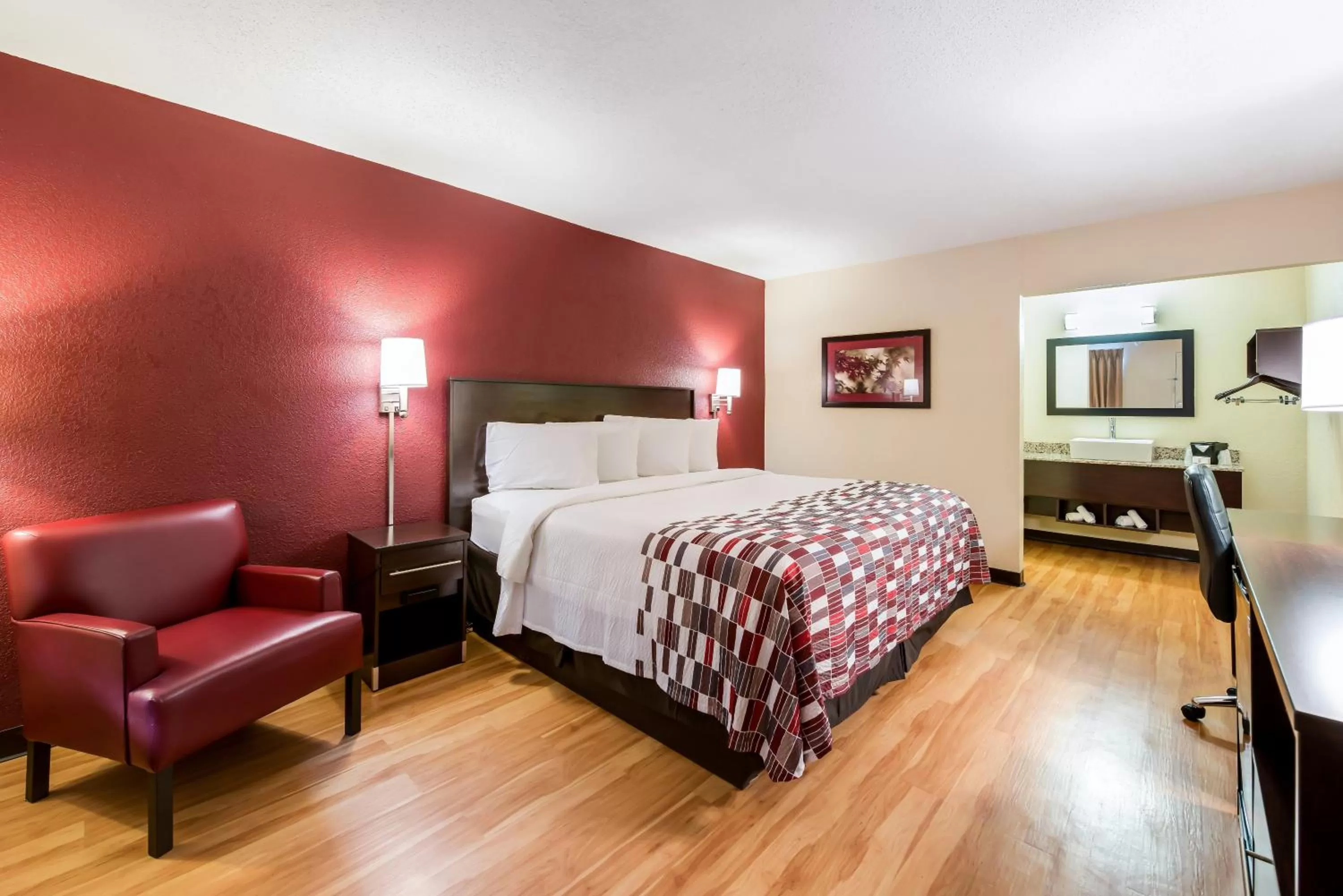 Bedroom, Bed in Red Roof Inn Marion, IN