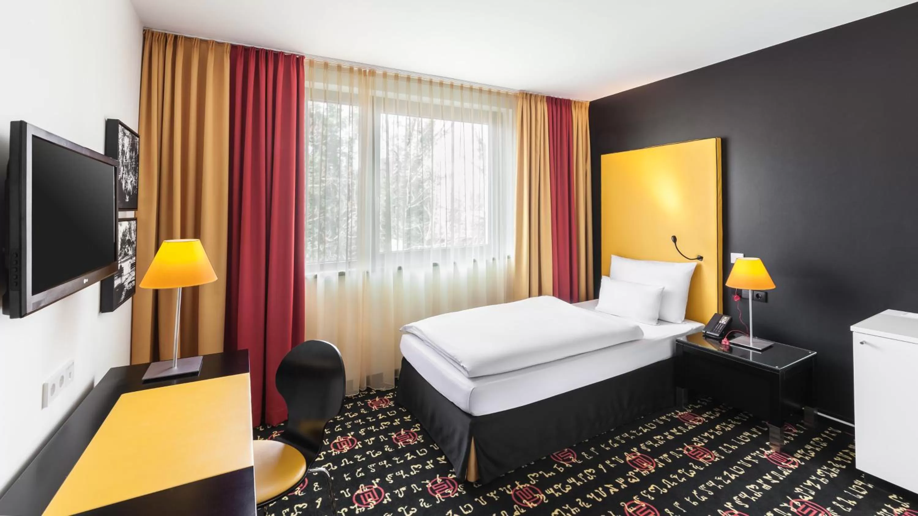 Photo of the whole room, Bed in Holiday Inn Munich - Westpark by IHG
