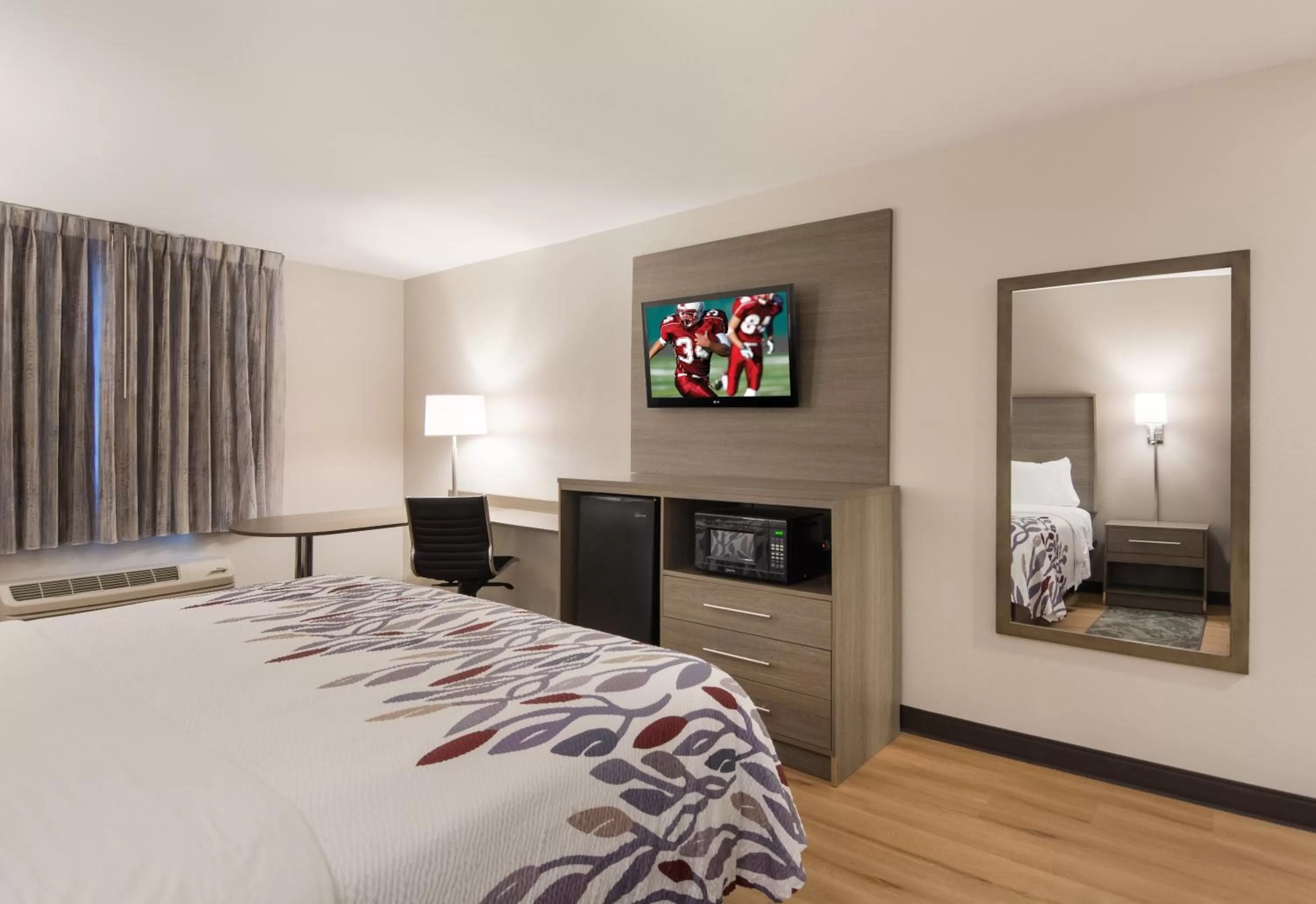 Photo of the whole room, Bed in Red Roof Inn Chester