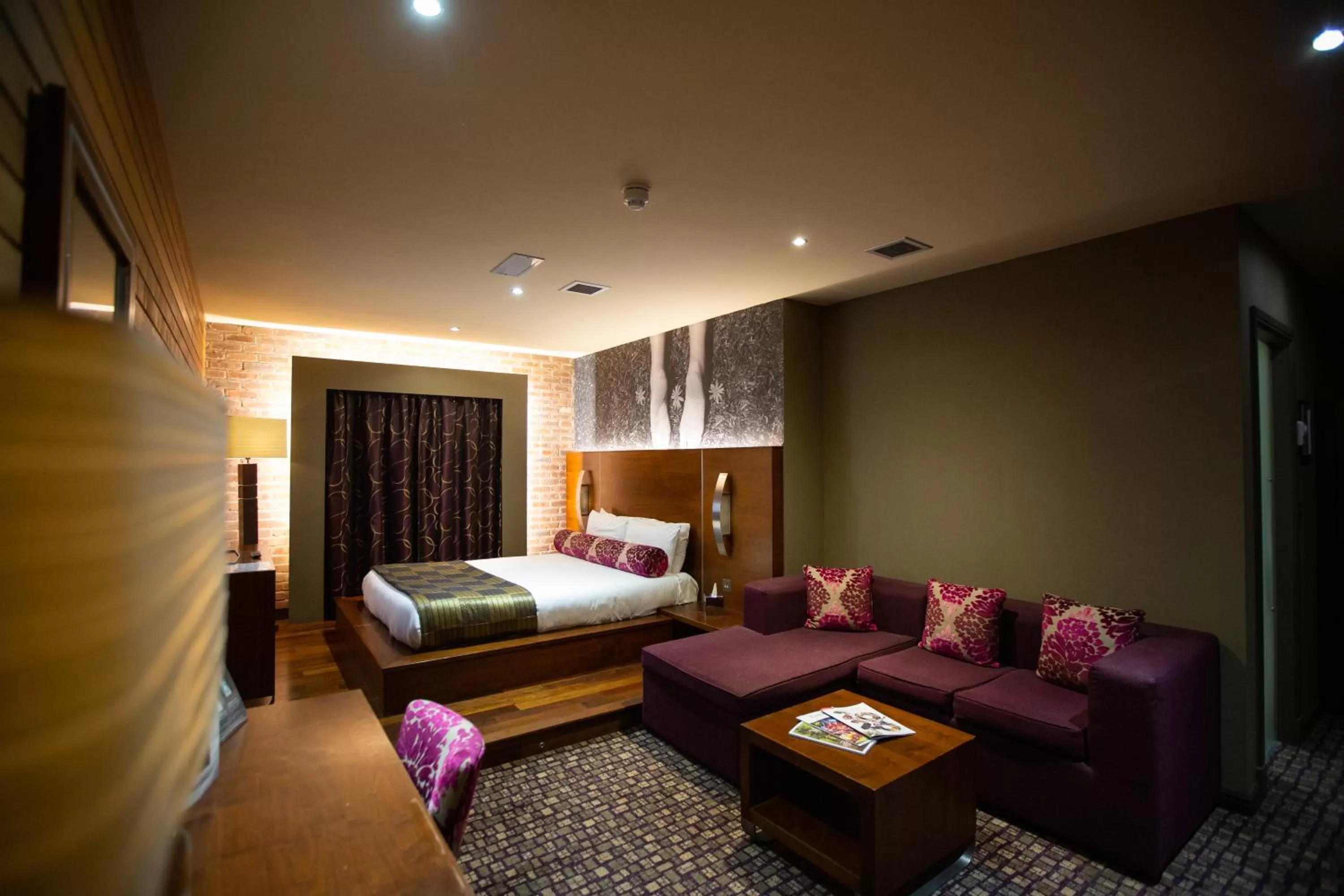 Photo of the whole room, Bed in The Crown Hotel Bawtry-Doncaster