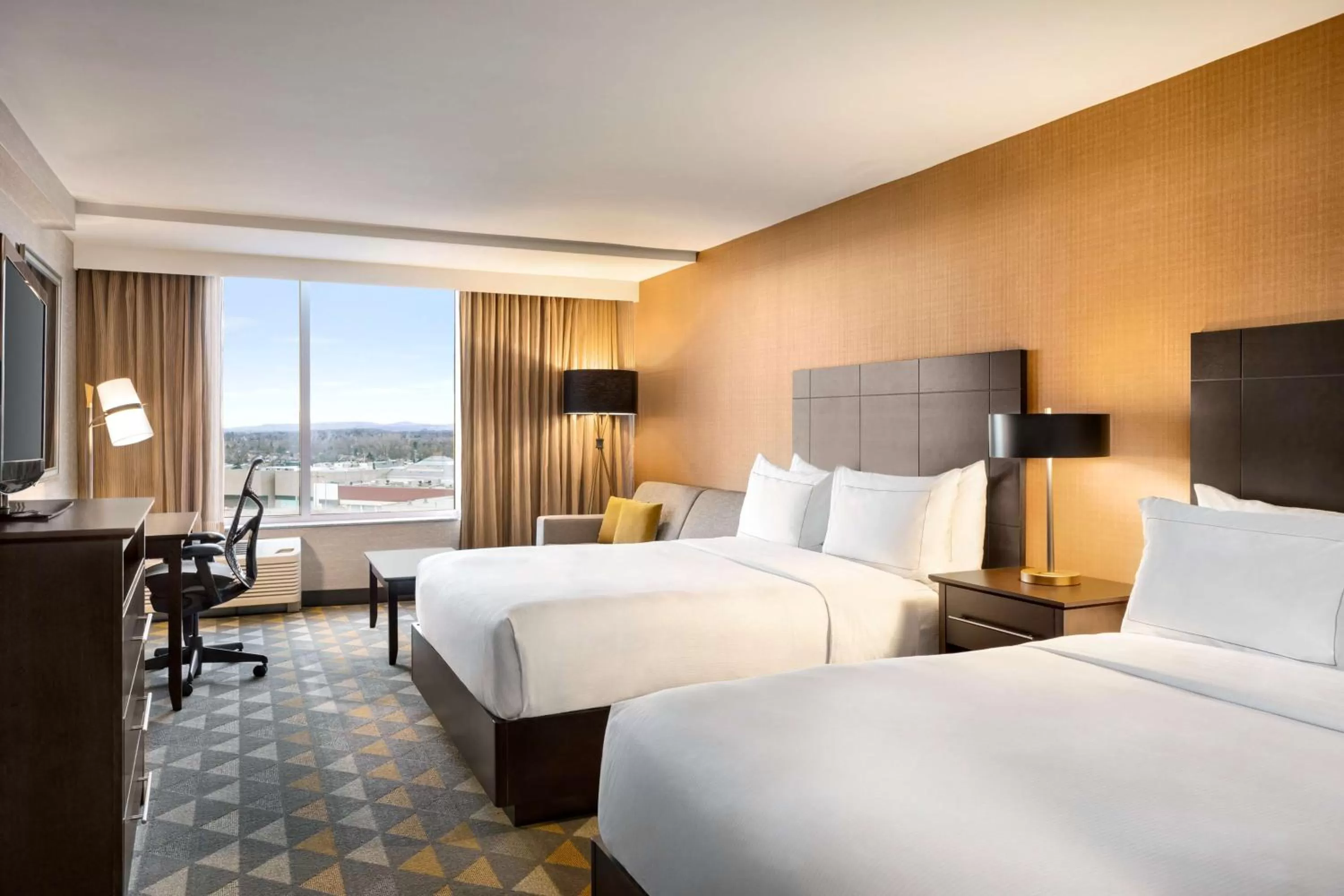 Living room, Bed in Doubletree By Hilton Pointe Claire Montreal Airport West