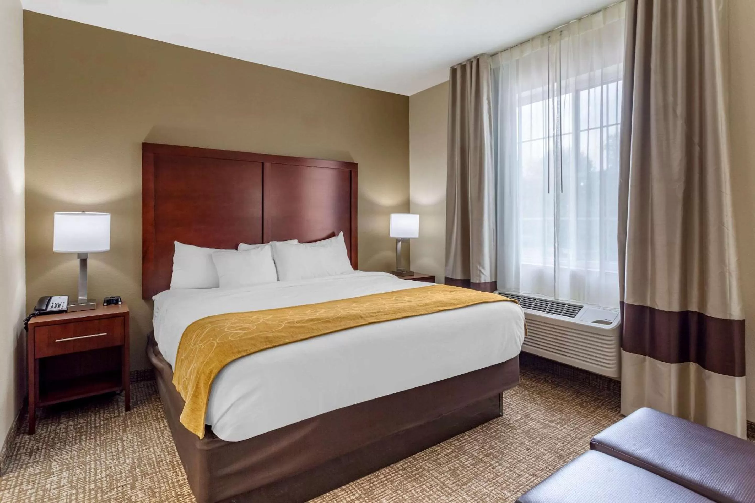 Photo of the whole room, Bed in Comfort Suites Clarksville near Governors Square Mall