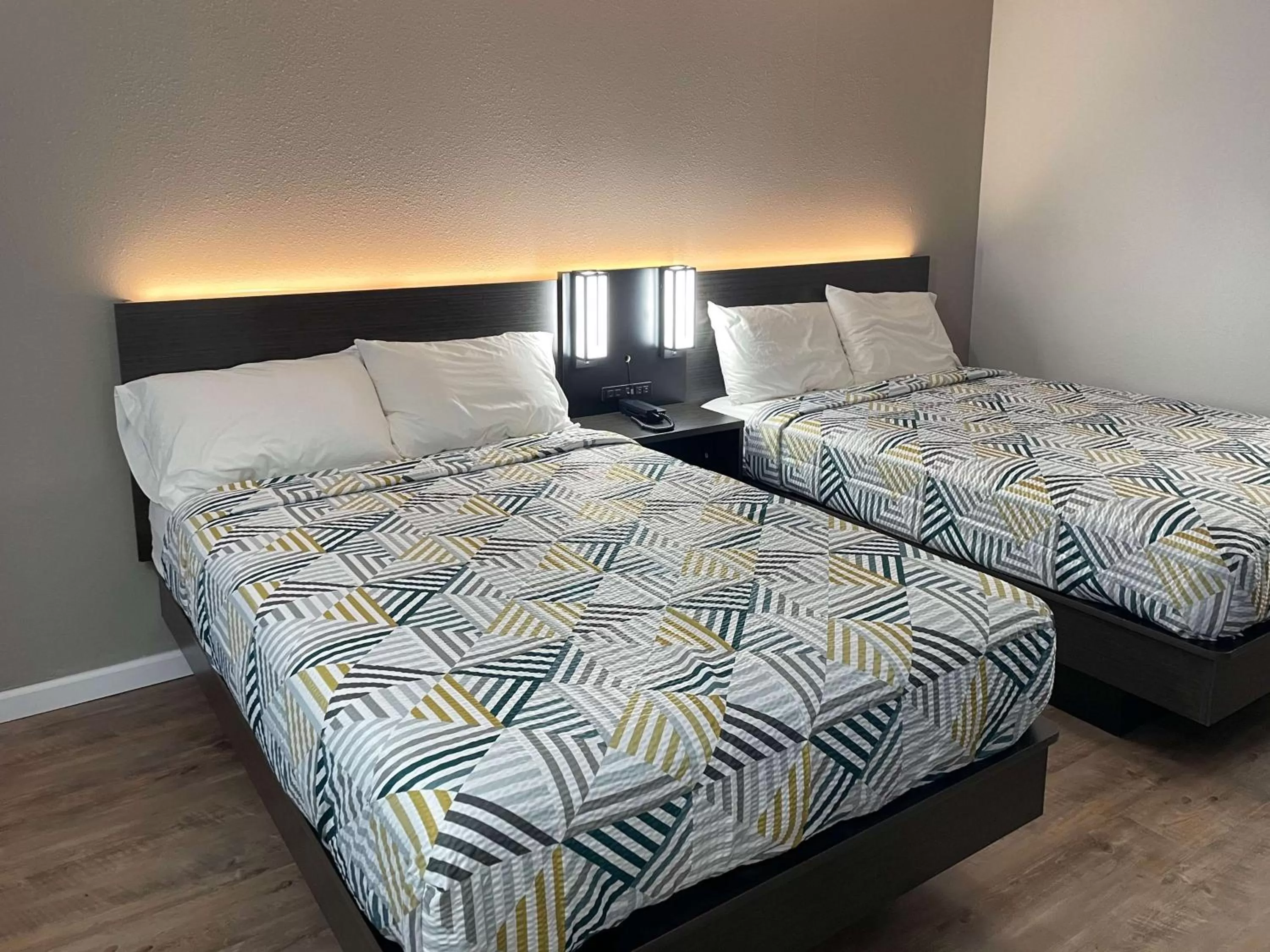 Bedroom, Bed in Studio 6 Vicksburg, MS- Downtown