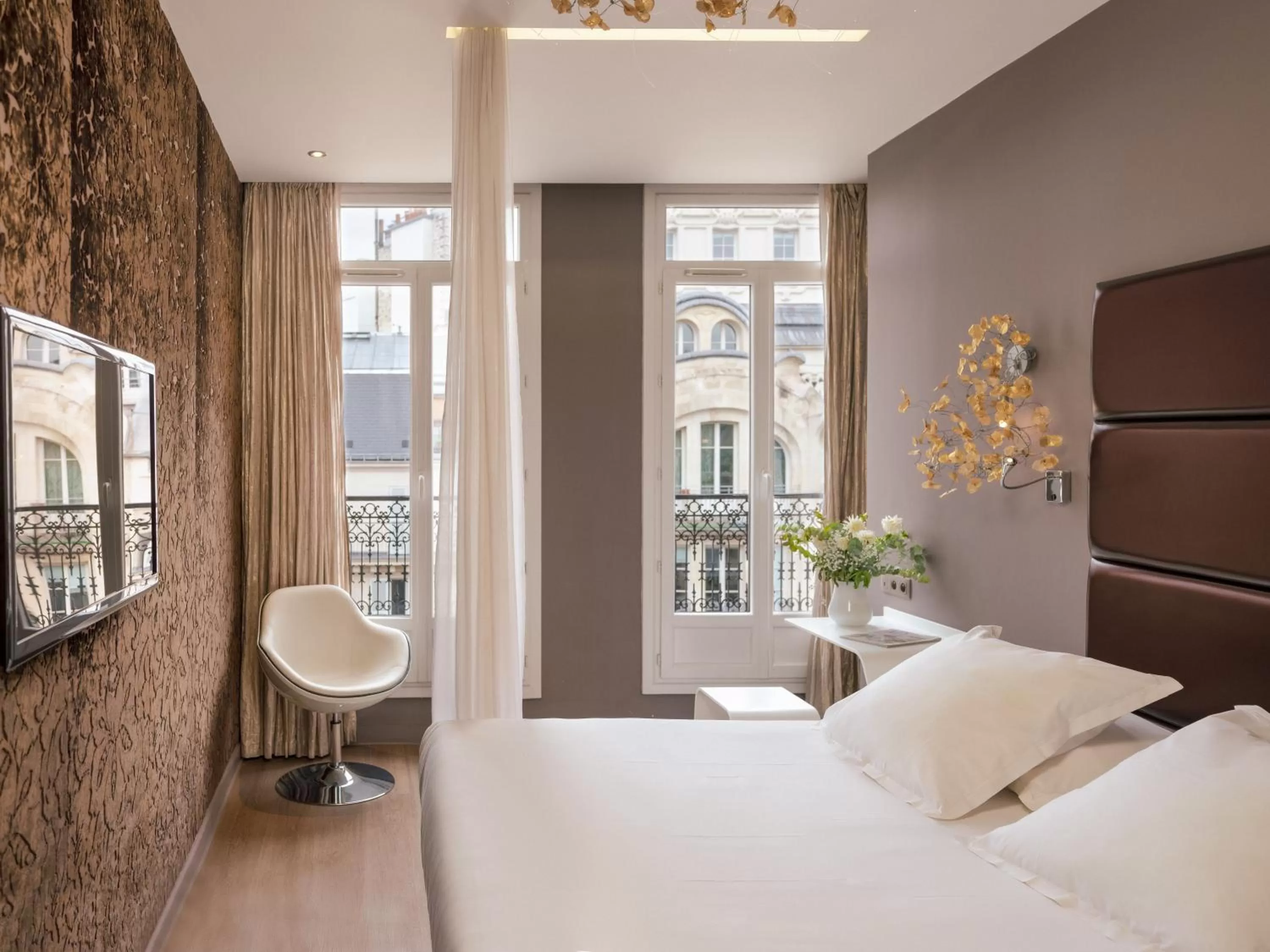 Photo of the whole room, Bed in Legend Hôtel Paris