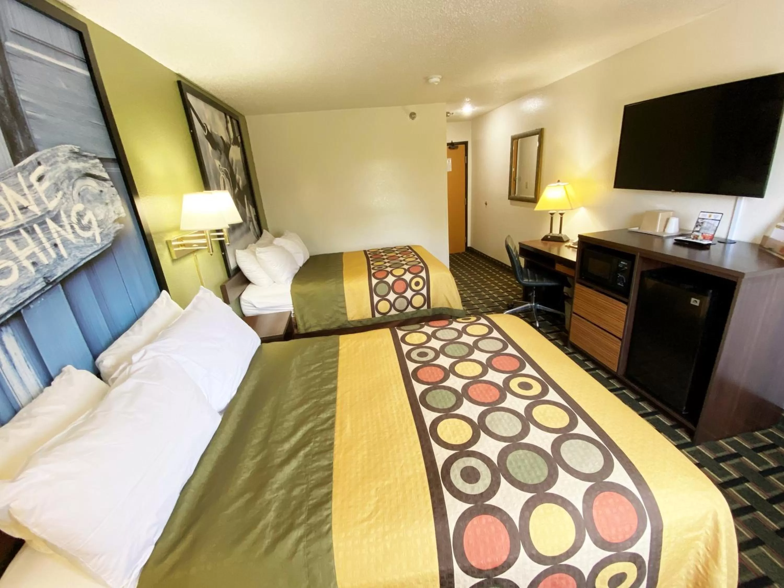 TV and multimedia, Bed in Super 8 by Wyndham Newport News/Jefferson Ave.