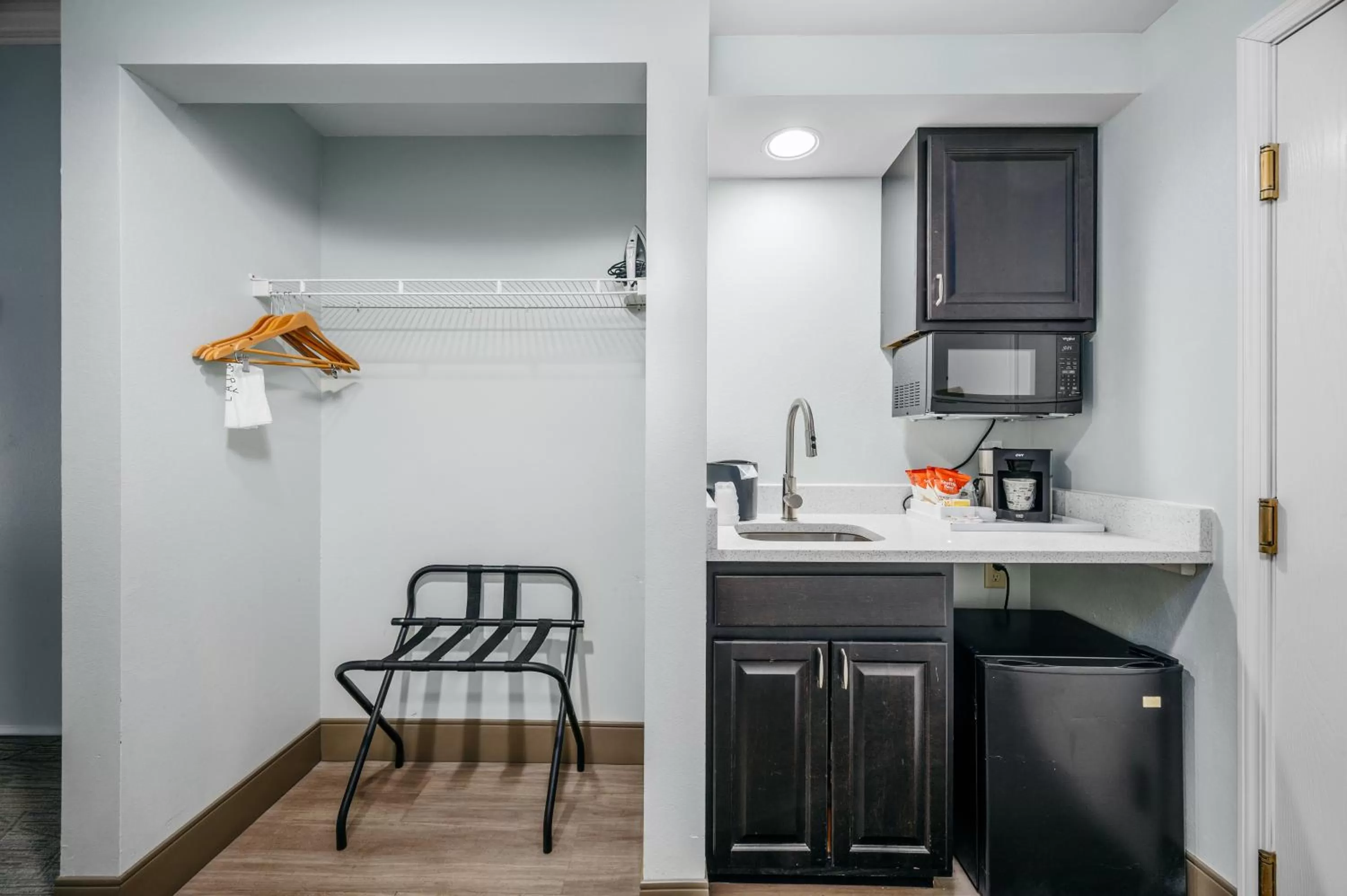 Kitchen or kitchenette in Cherry Tree Inn & Suites