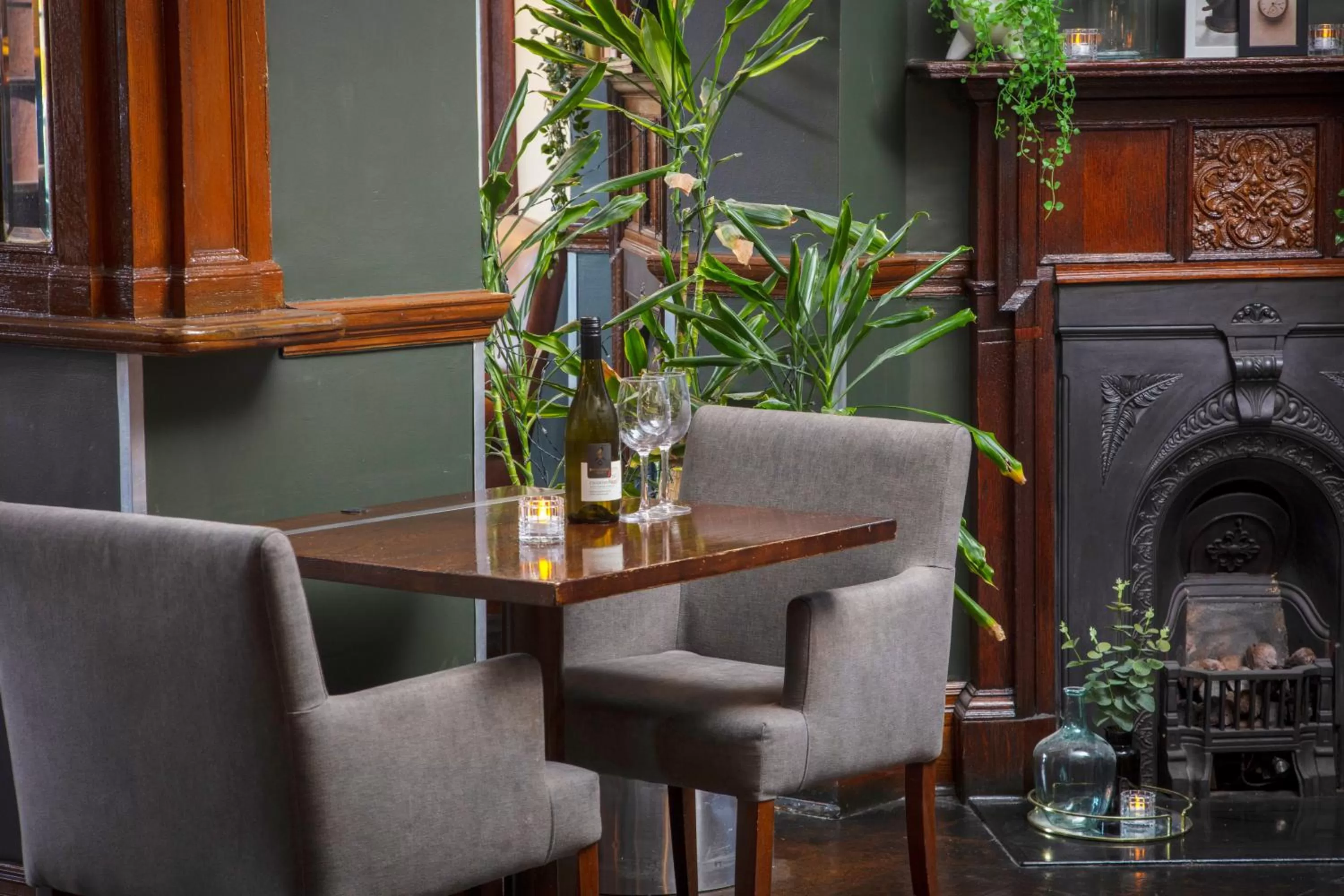 Lounge or bar in The Crown London, WorldHotels Distinctive