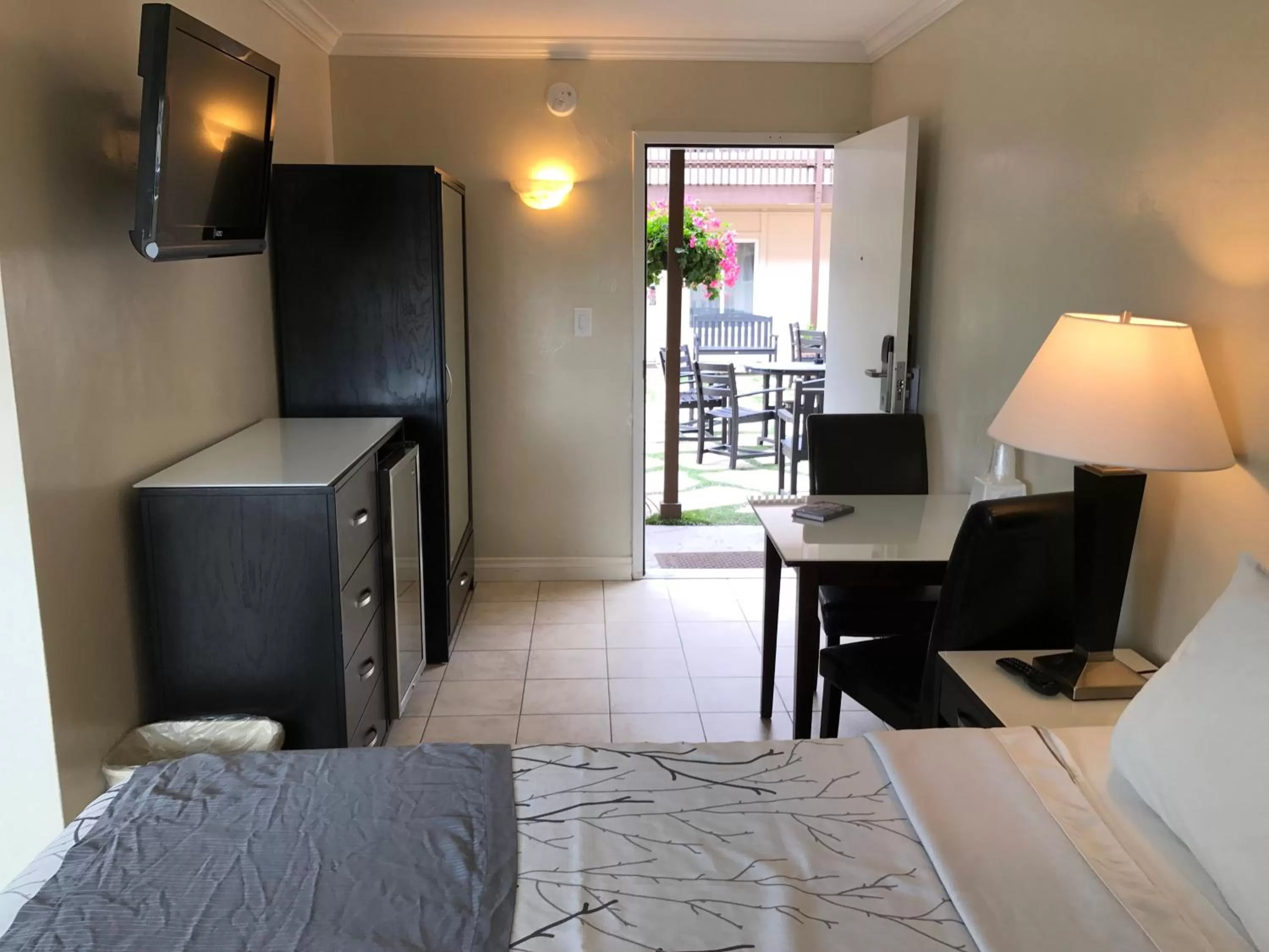 Patio, Bed in Ocean Beach Hotel