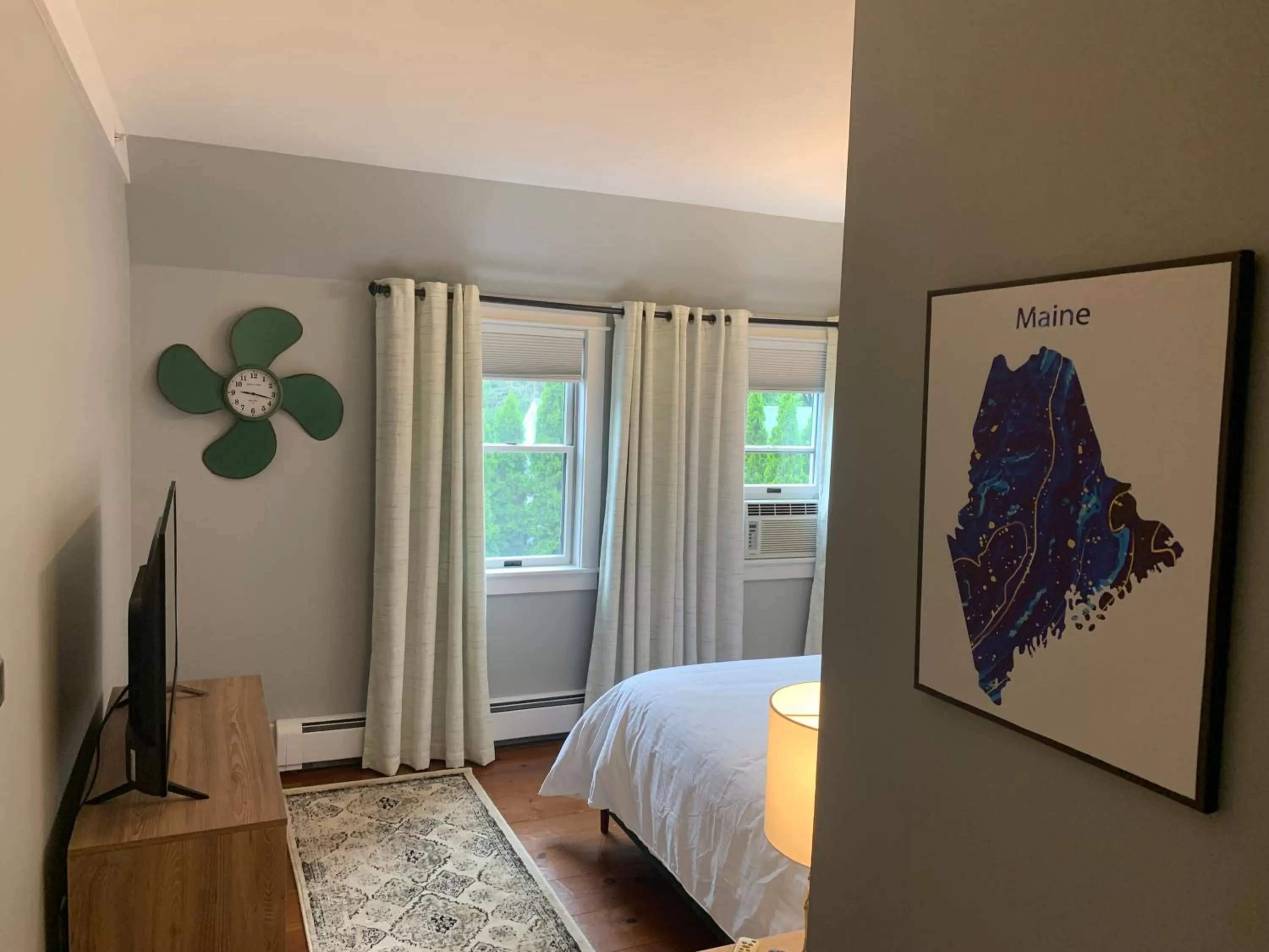 TV and multimedia in White Sails Inn