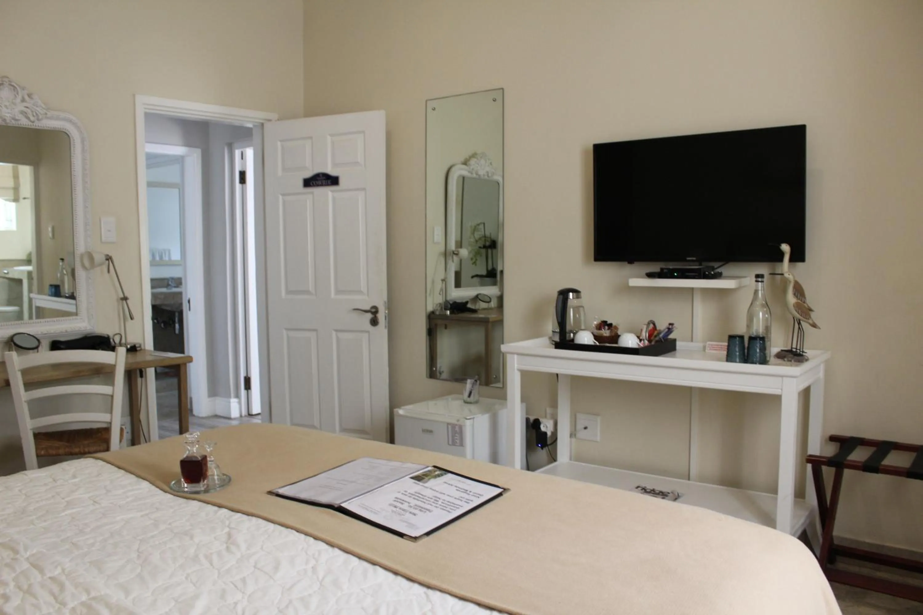 TV and multimedia, Bed in Sandals Guest House