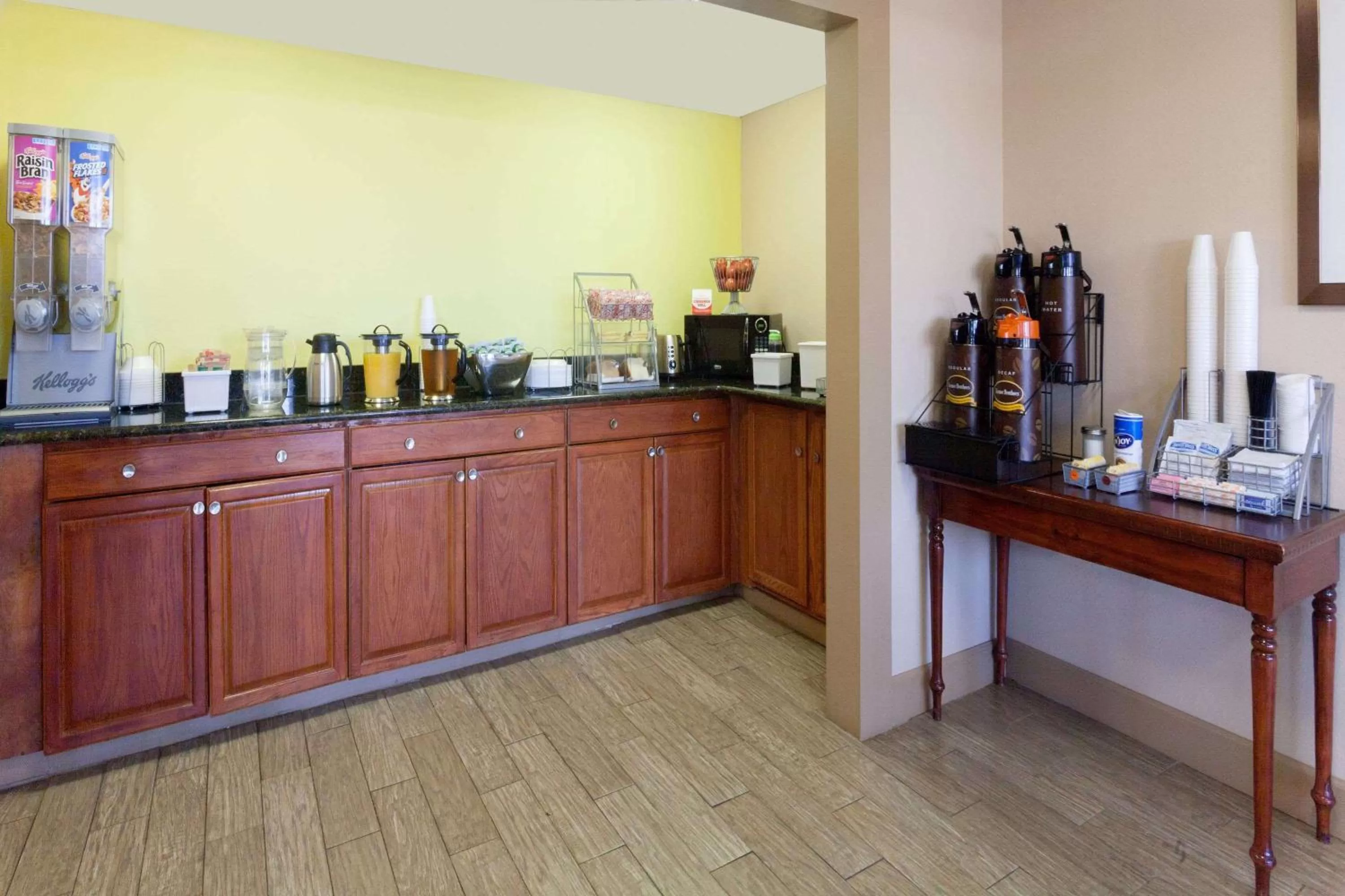 Restaurant/places to eat in Super 8 by Wyndham Clarksville Northeast