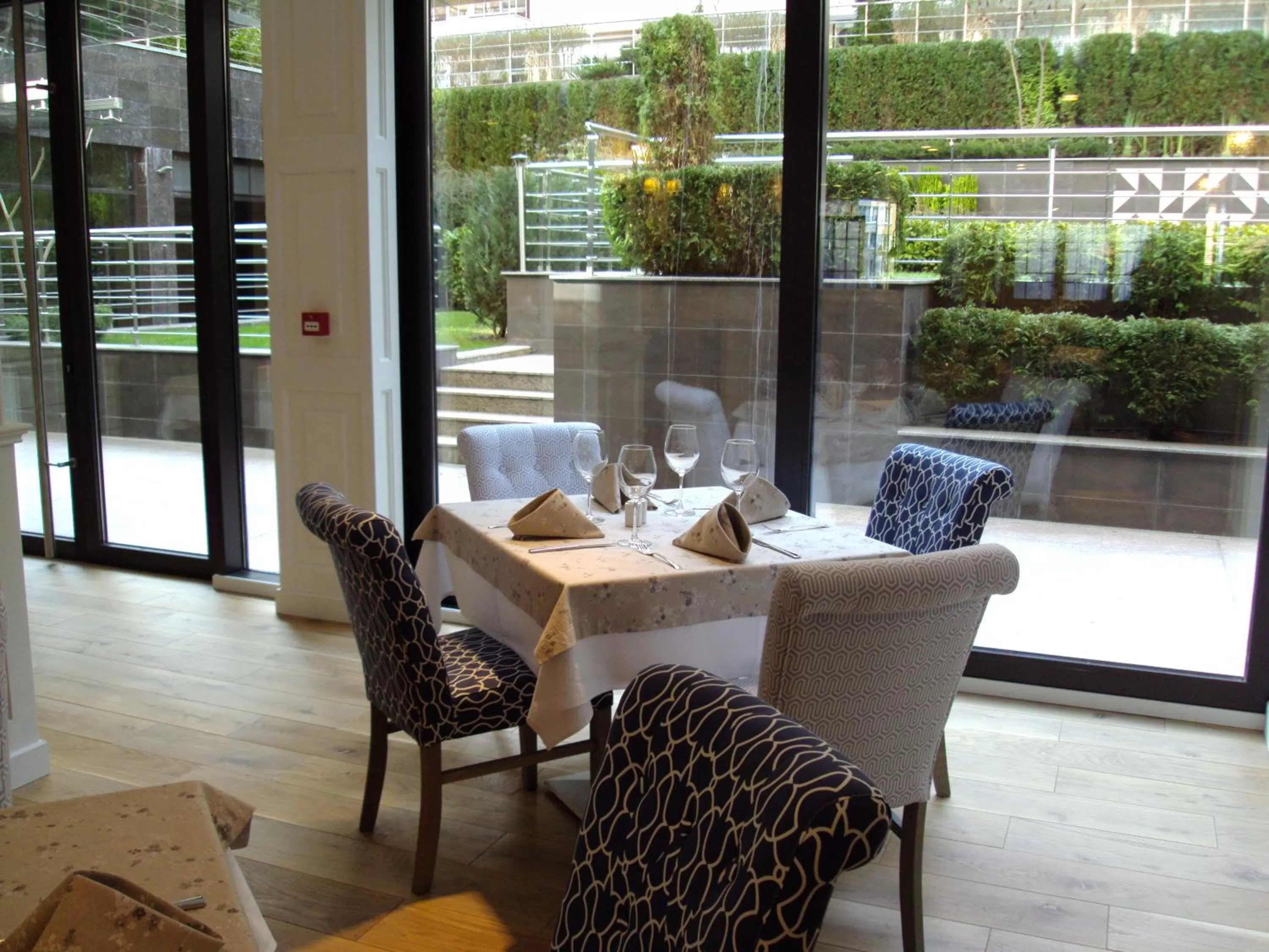 Restaurant/places to eat in Best Western Plus Olives City Hotel - Free Pool & Parking