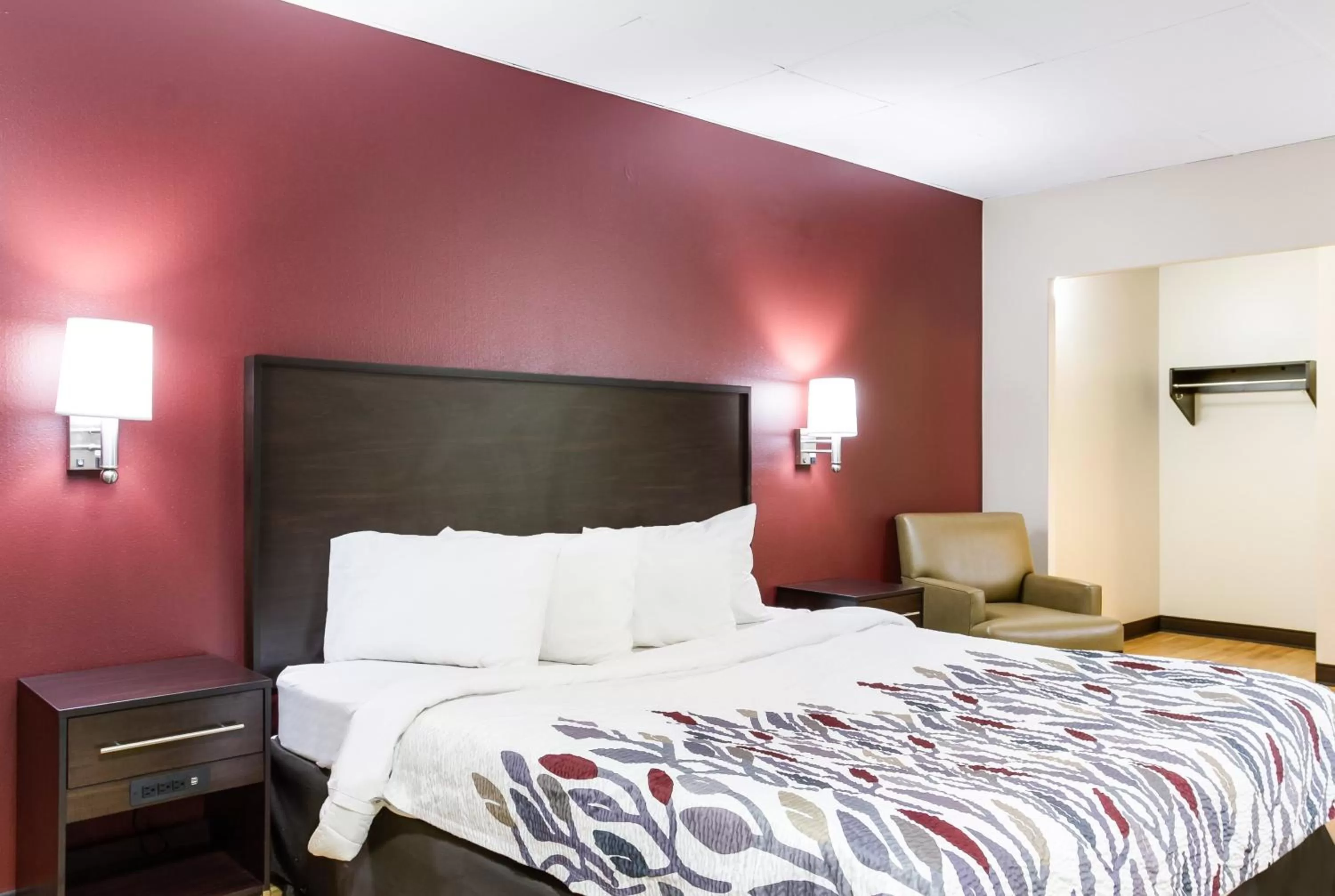 Photo of the whole room, Bed in Red Roof Inn York Downtown