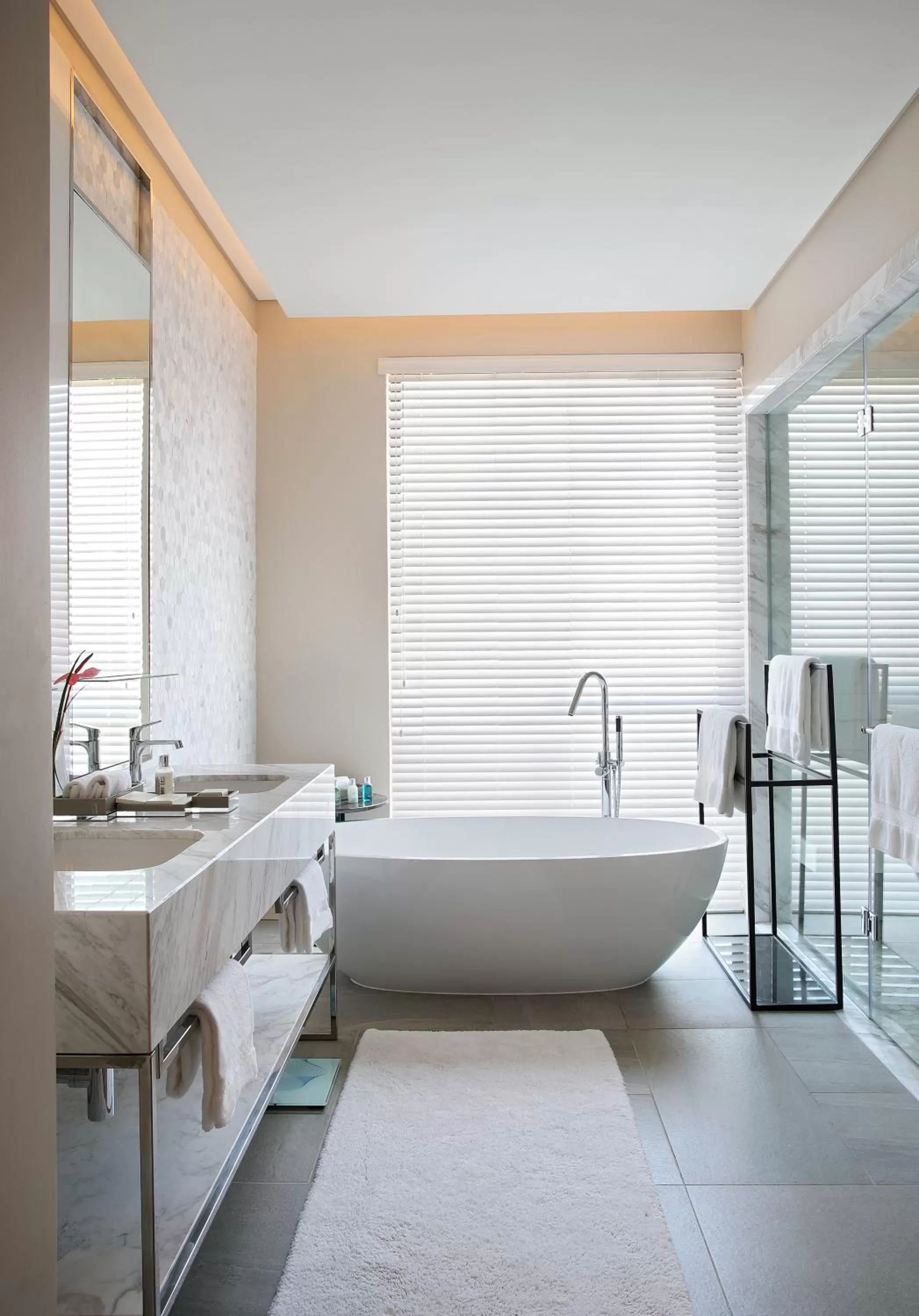 Bathroom, Bed in The Houghton Hotel, Spa, Wellness & Golf