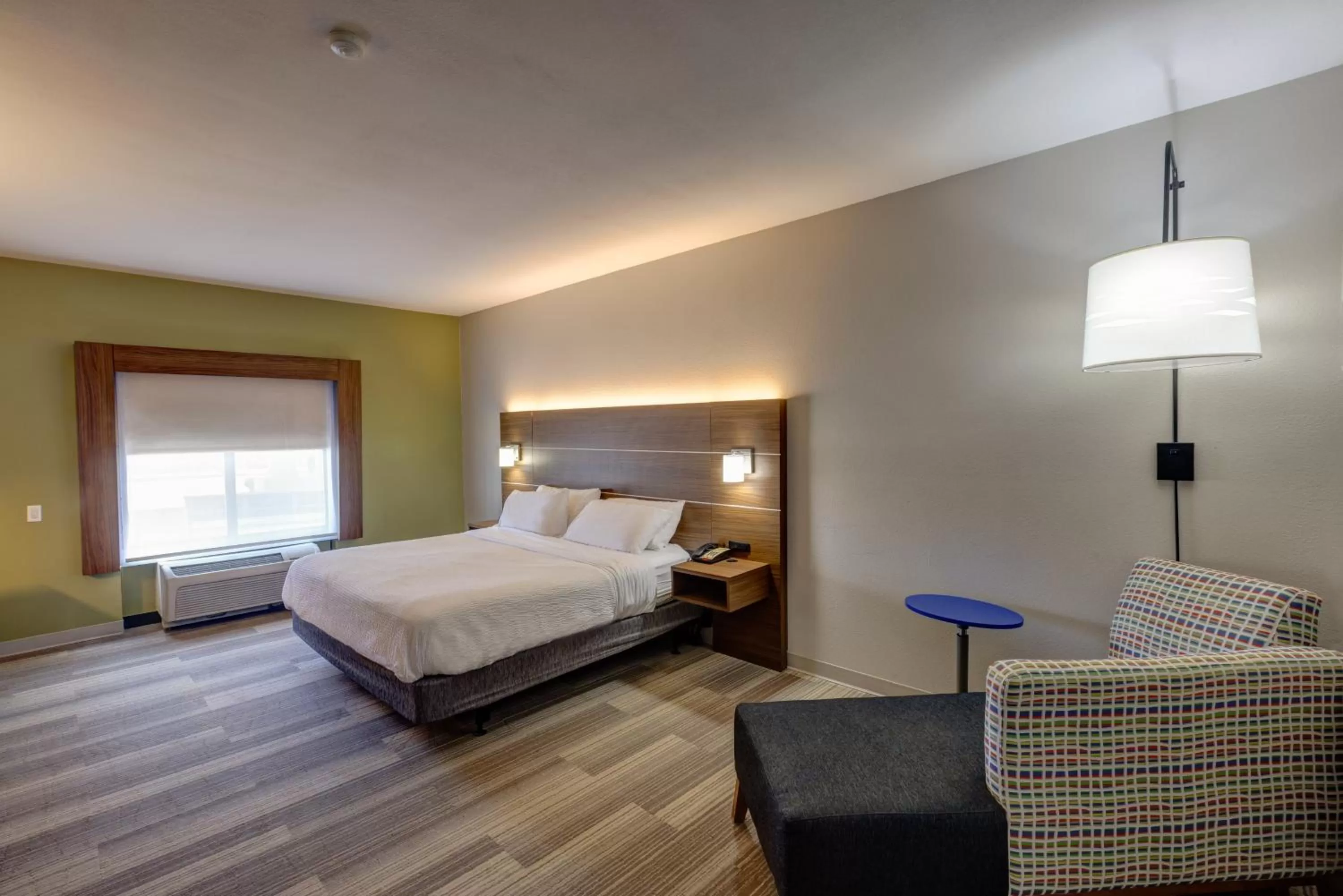 Photo of the whole room, Bed in Holiday Inn Express & Suites Shelbyville Indianapolis by IHG