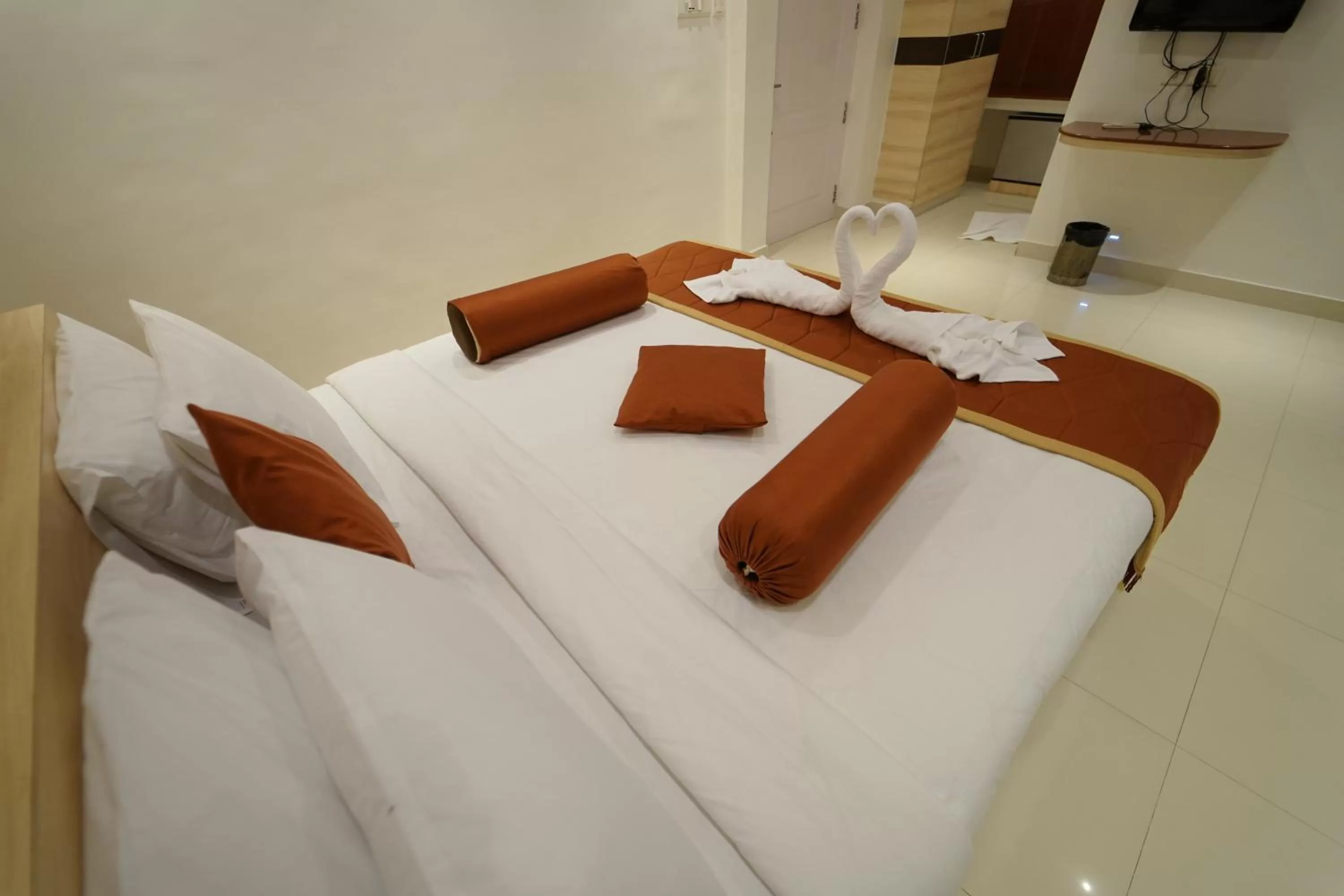 Bed in Hotel Palmyra Grand Inn