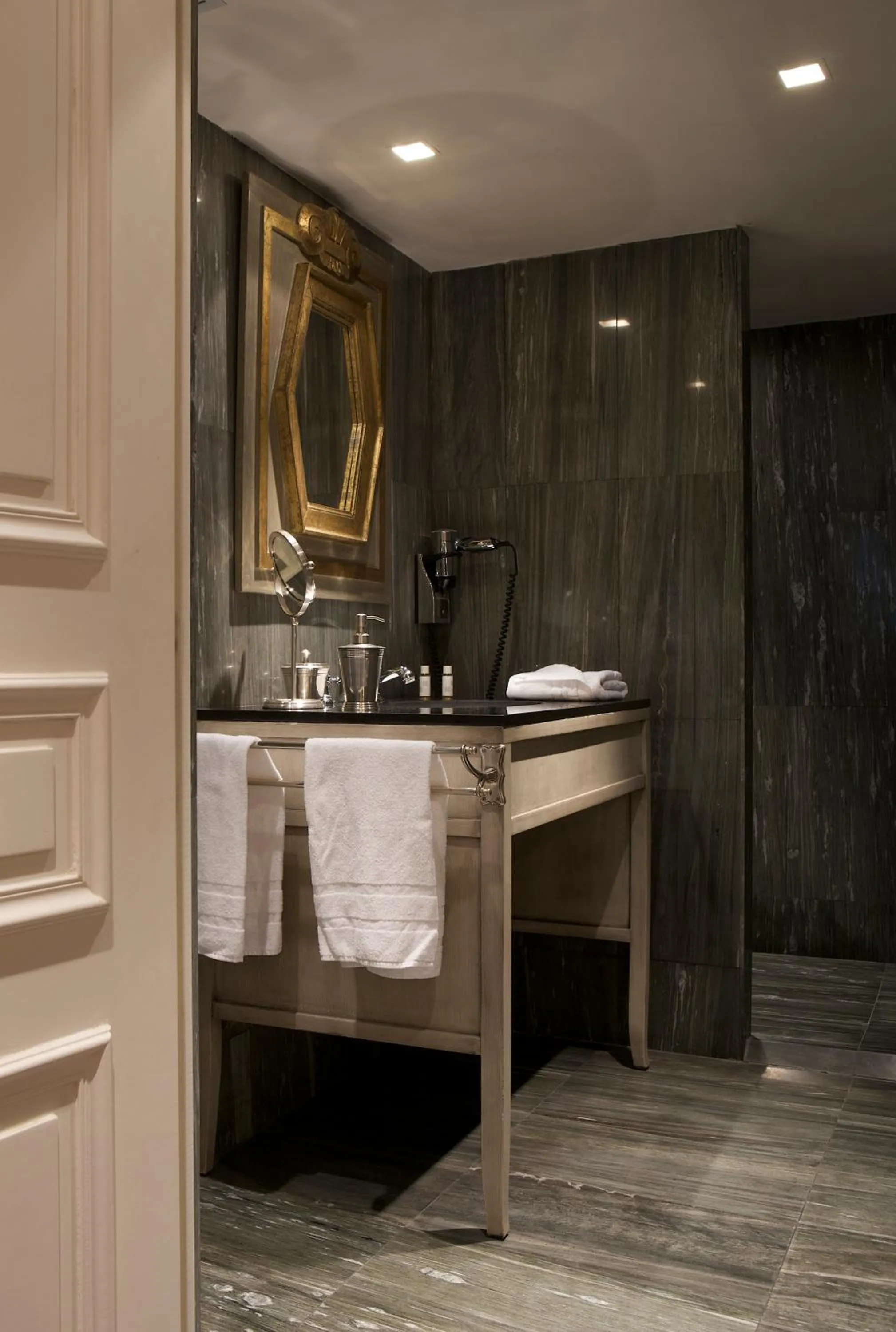 Bathroom in Hôtel Chateaubriand