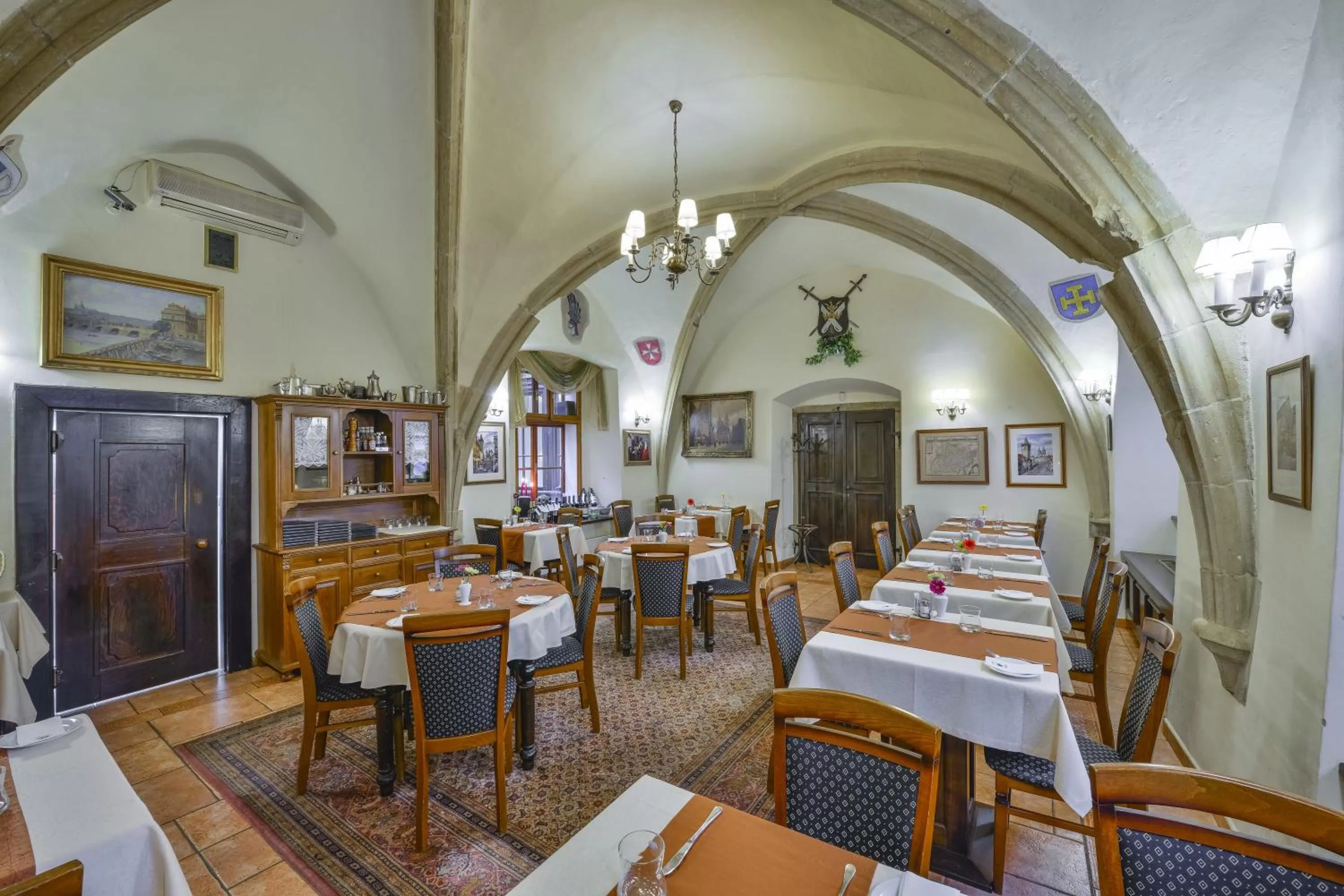 Restaurant/places to eat in Hotel Cerny Slon