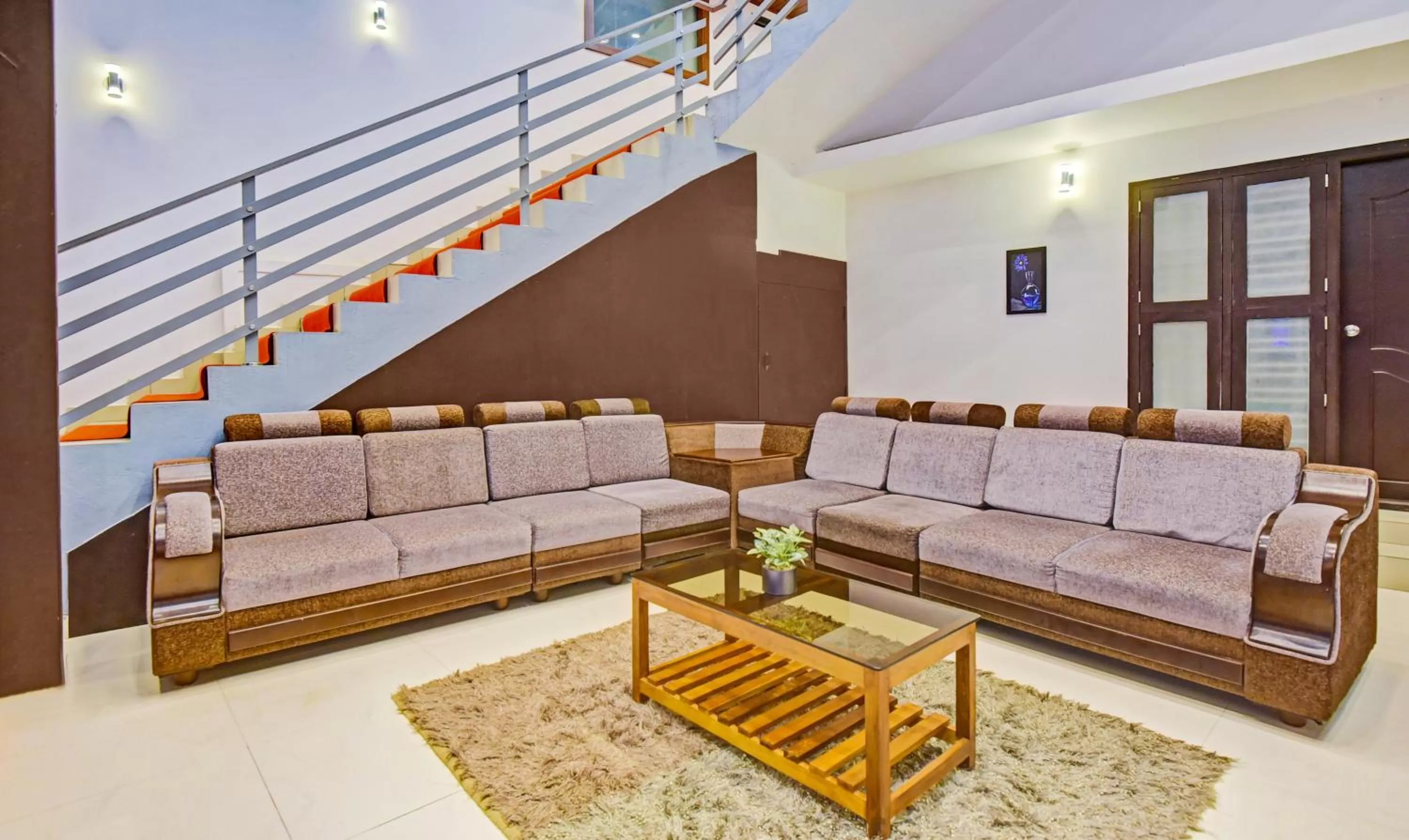 Seating area in Itsy Hotels Igloo Residency Raja Seat