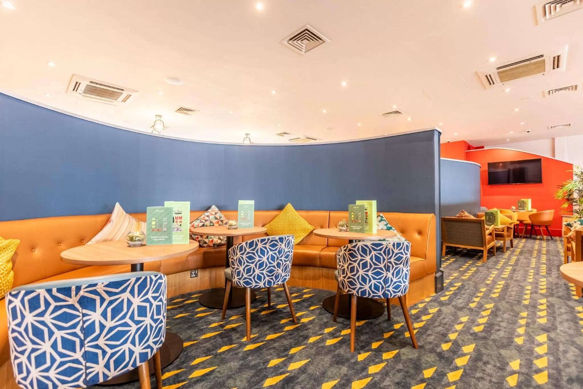 Lounge or bar in Holiday Inn Cardiff City Centre by IHG