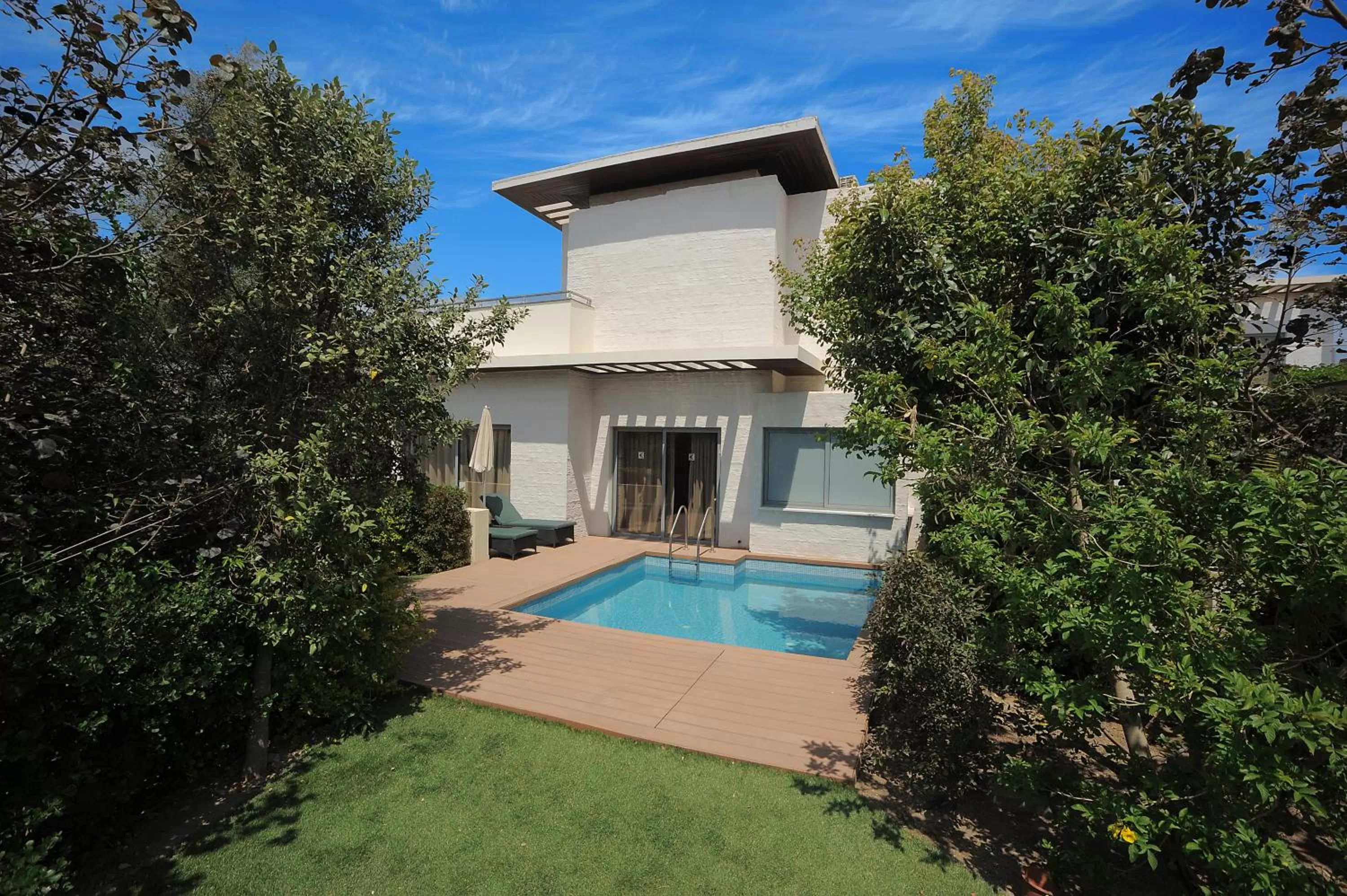 Swimming pool in E-Hotel Larnaca Resort & Spa