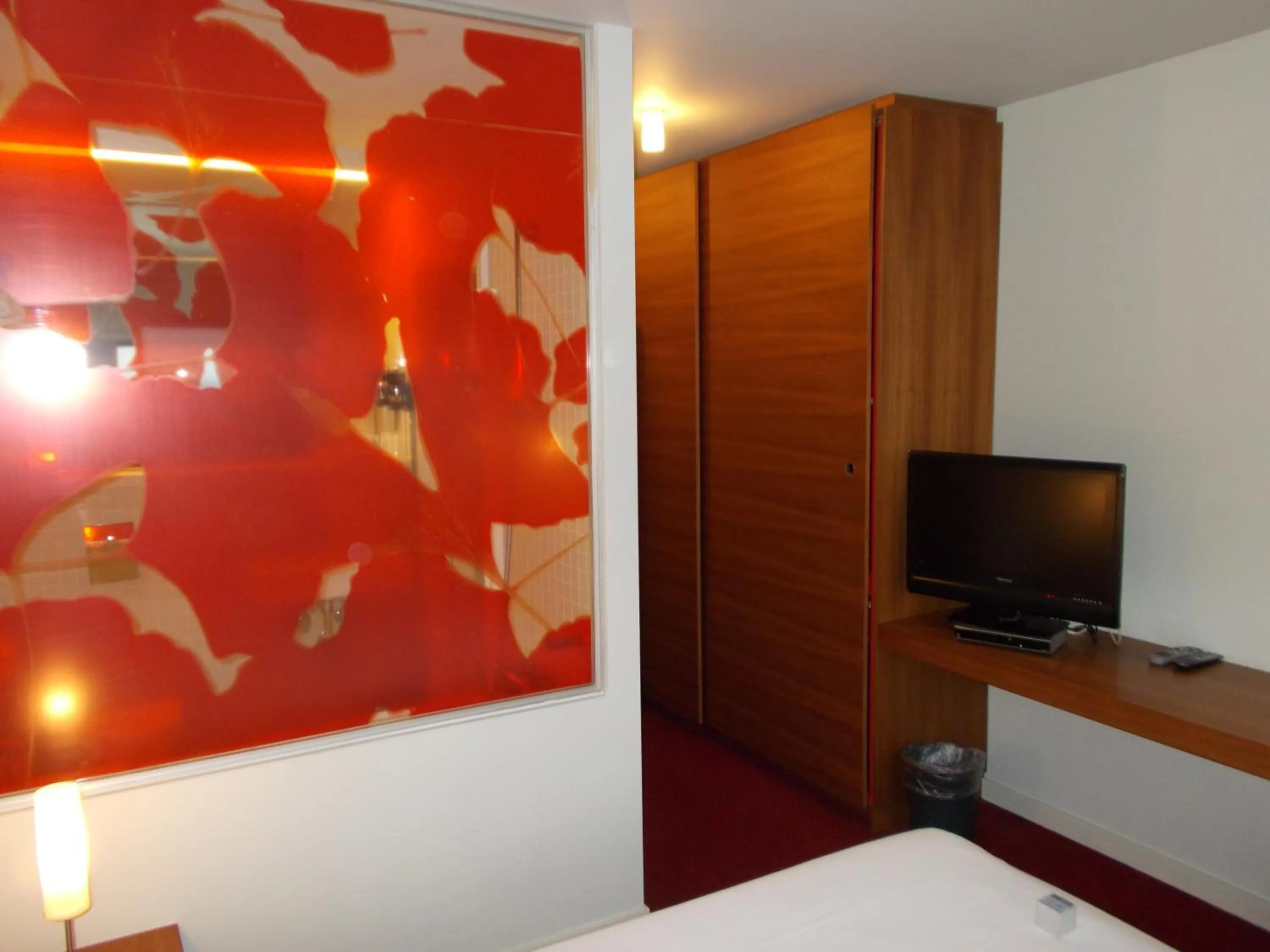 TV and multimedia, Bed in Hotel Corbie Lommel