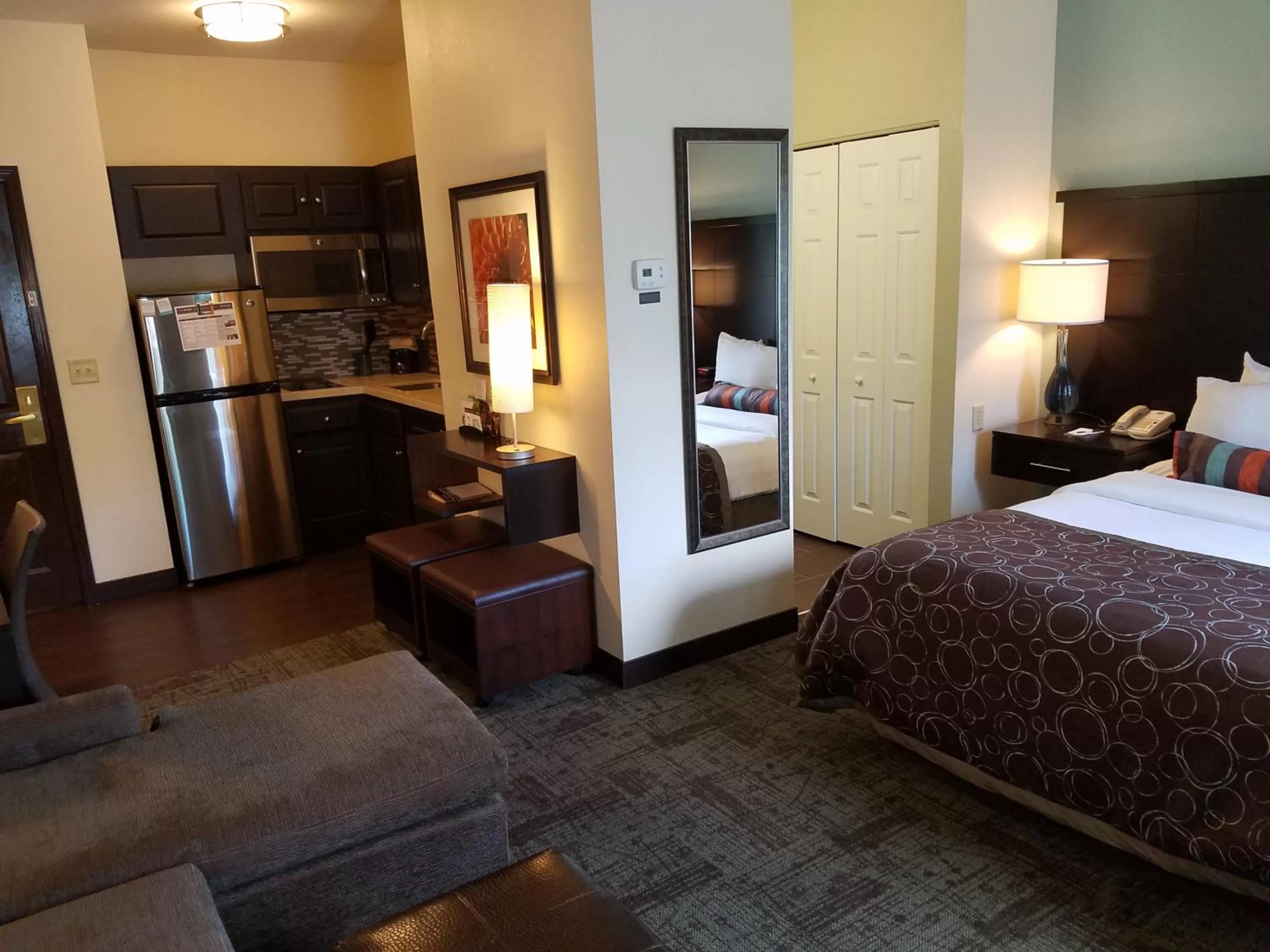 Kitchen or kitchenette, Bed in Staybridge Suites - Cincinnati North by IHG