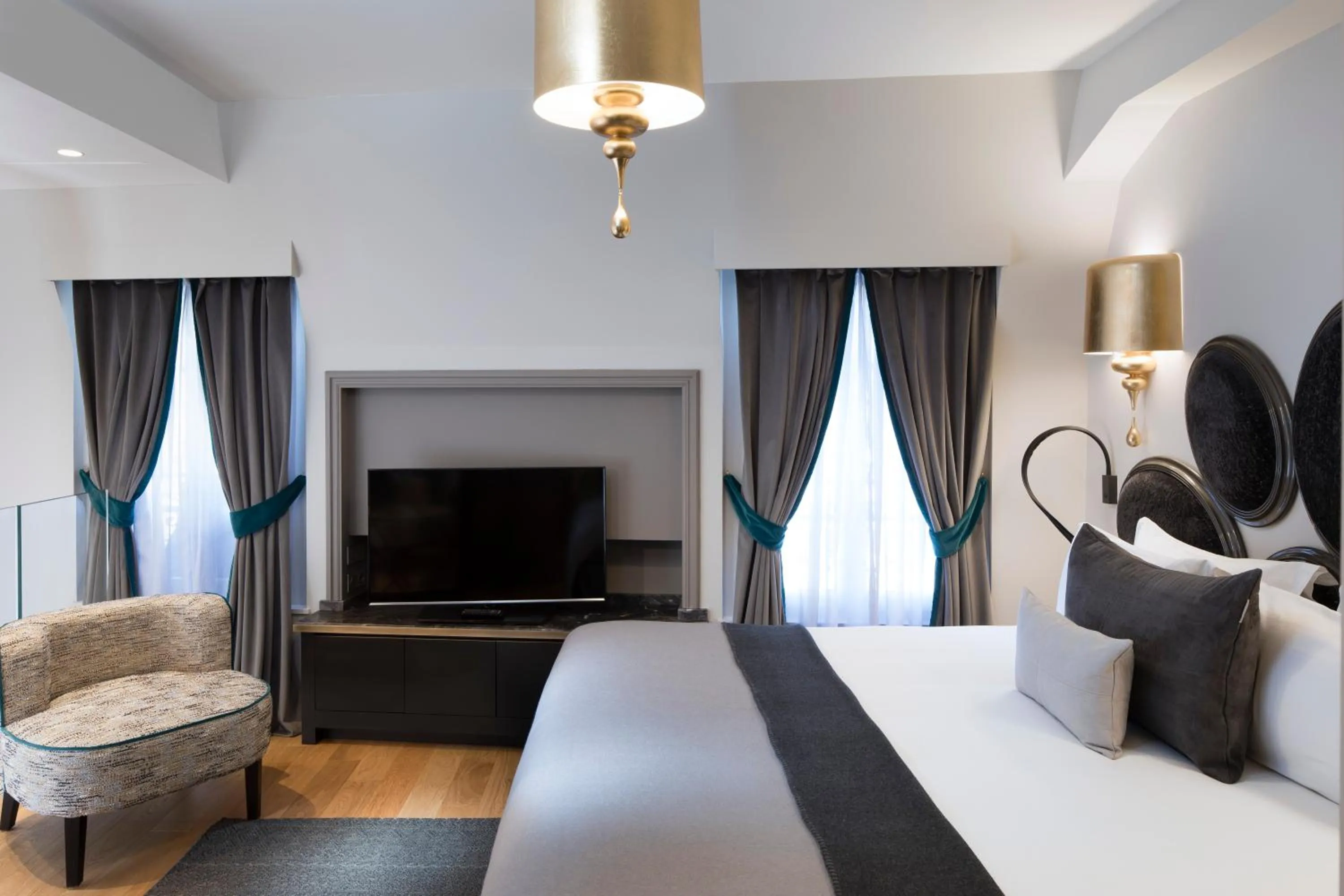 Bed in Hotel Lumen Paris Louvre