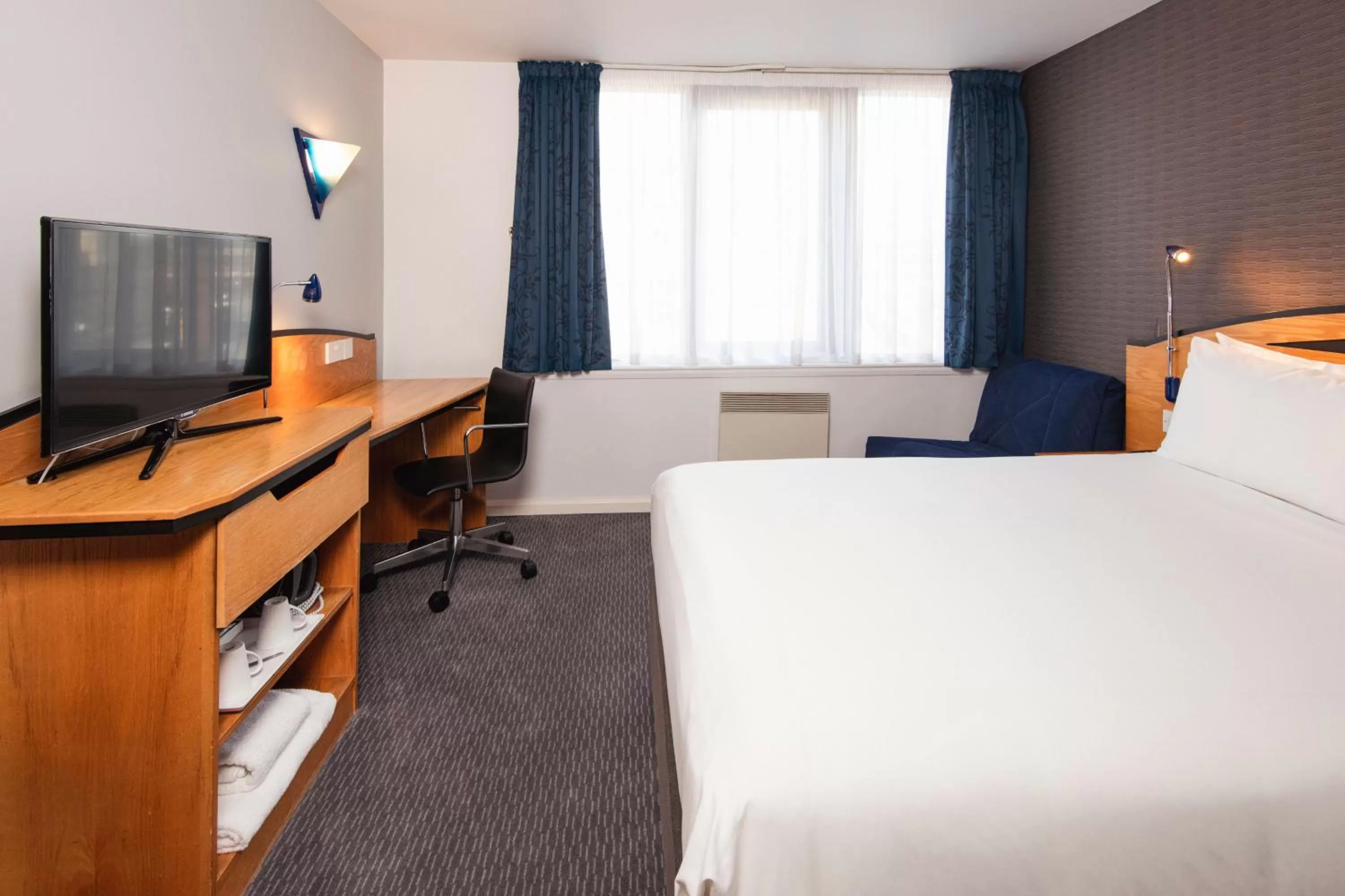 Bedroom, Bed in Holiday Inn Express Bristol City Centre by IHG