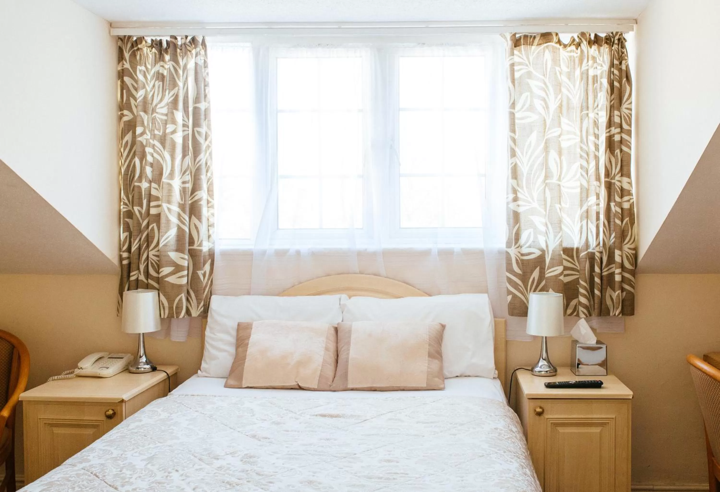 Bed in Pymgate Lodge Hotel Manchester Airport