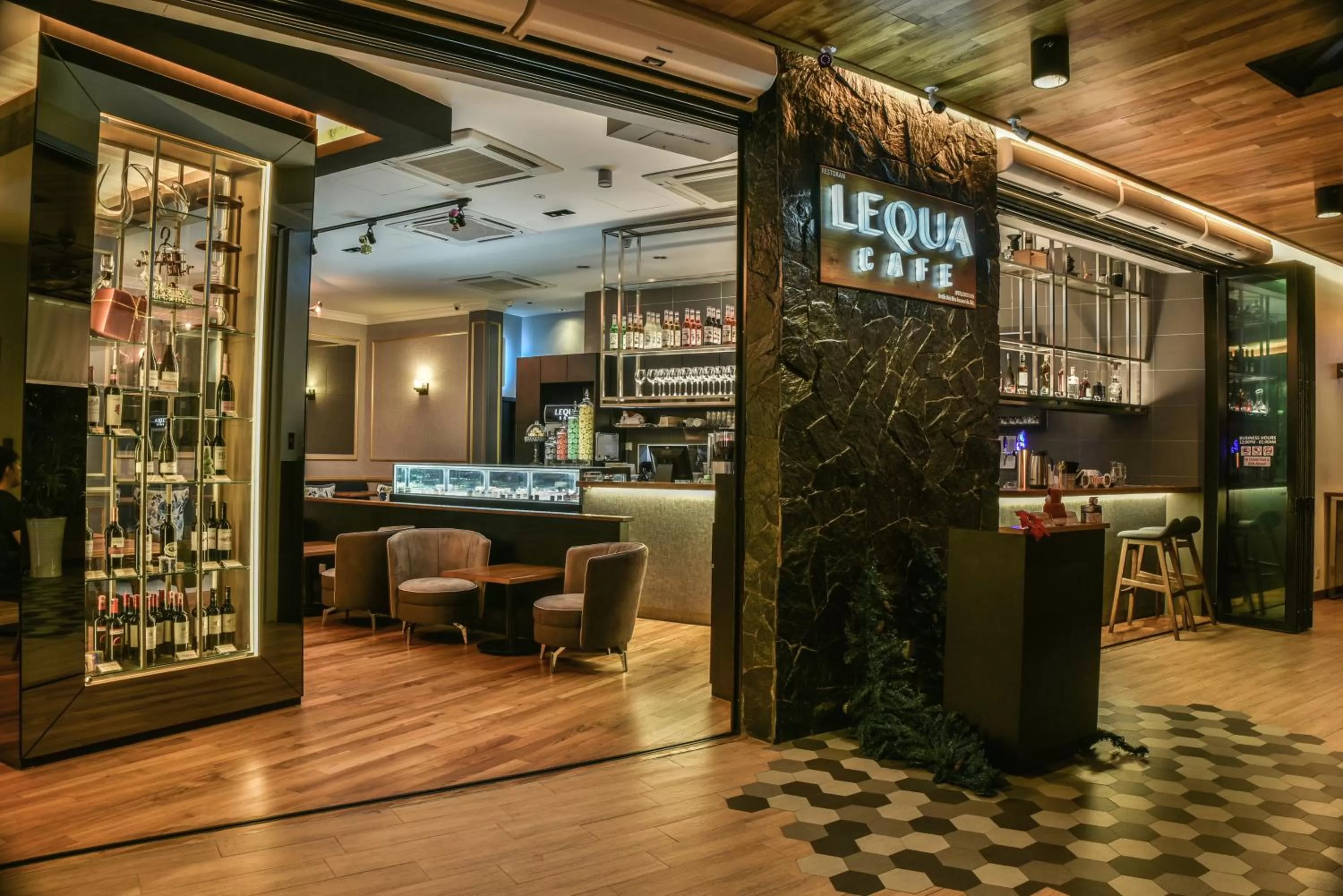 Restaurant/places to eat in Mood Hotel